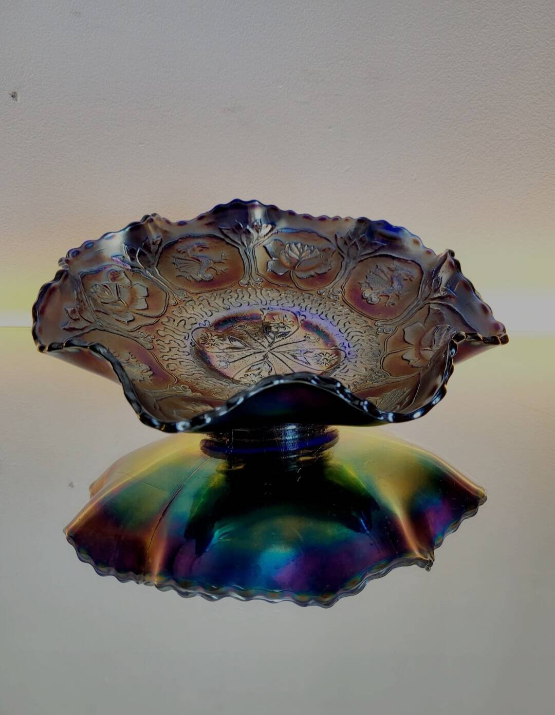 Prachtige schaal in iriserend glas met decor van dragon en lotus fenton