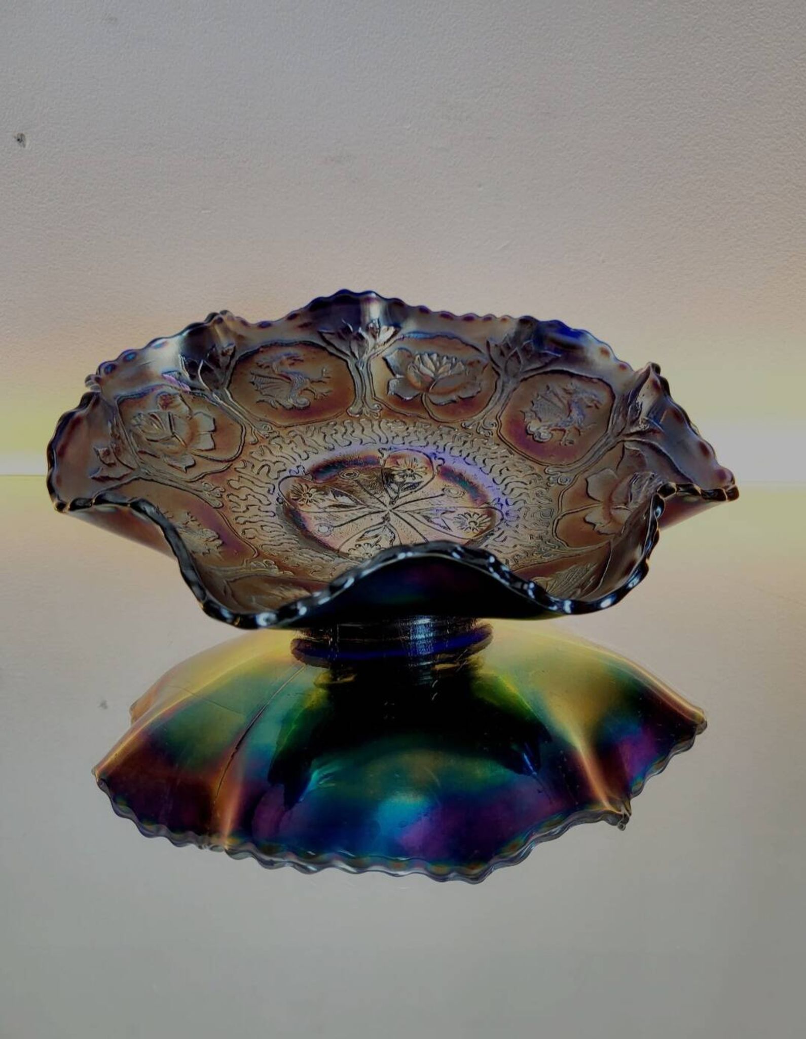 Prachtige schaal in iriserend glas met decor van dragon en lotus fenton