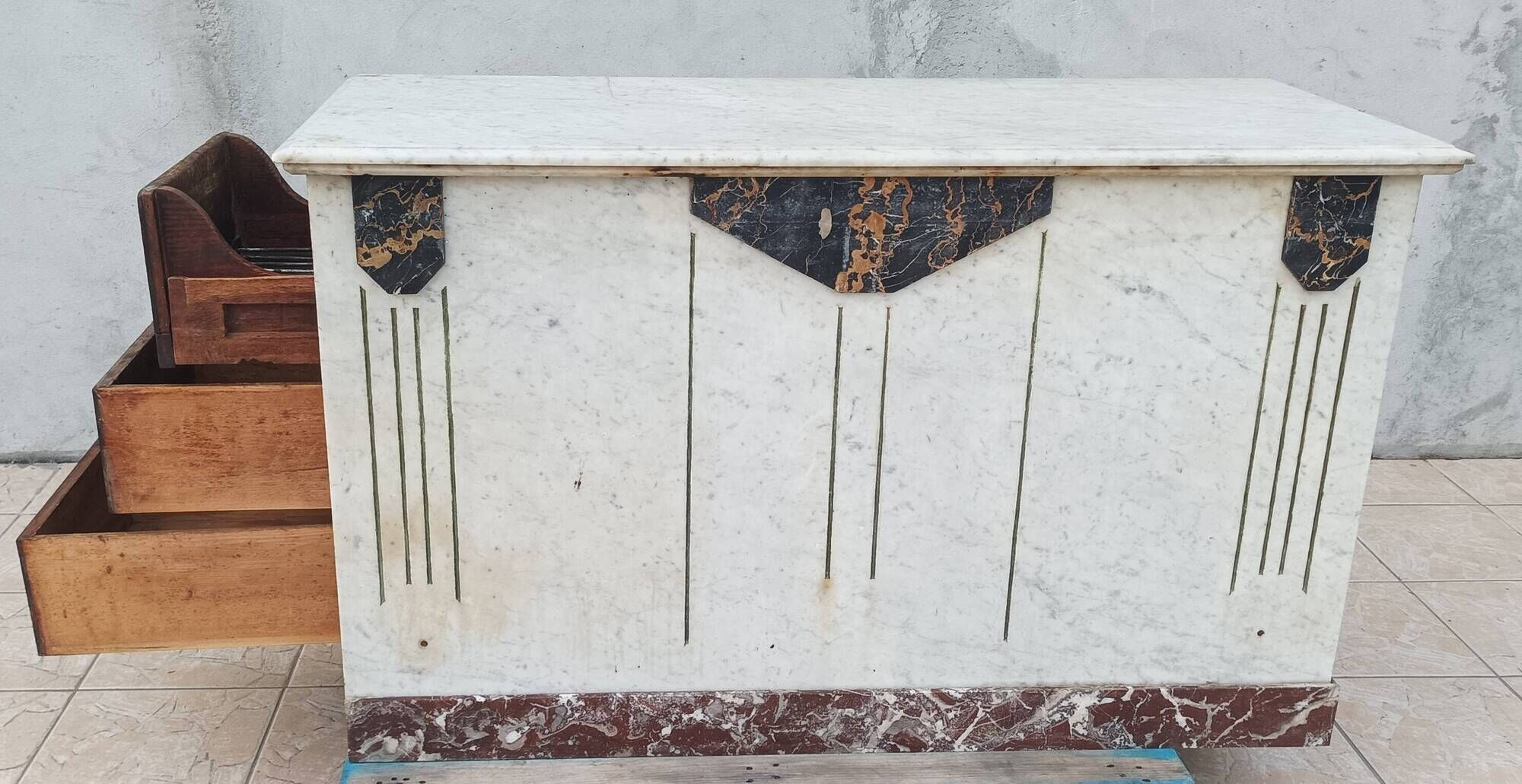 Central island shop counter in marble and oak, Art Deco period.