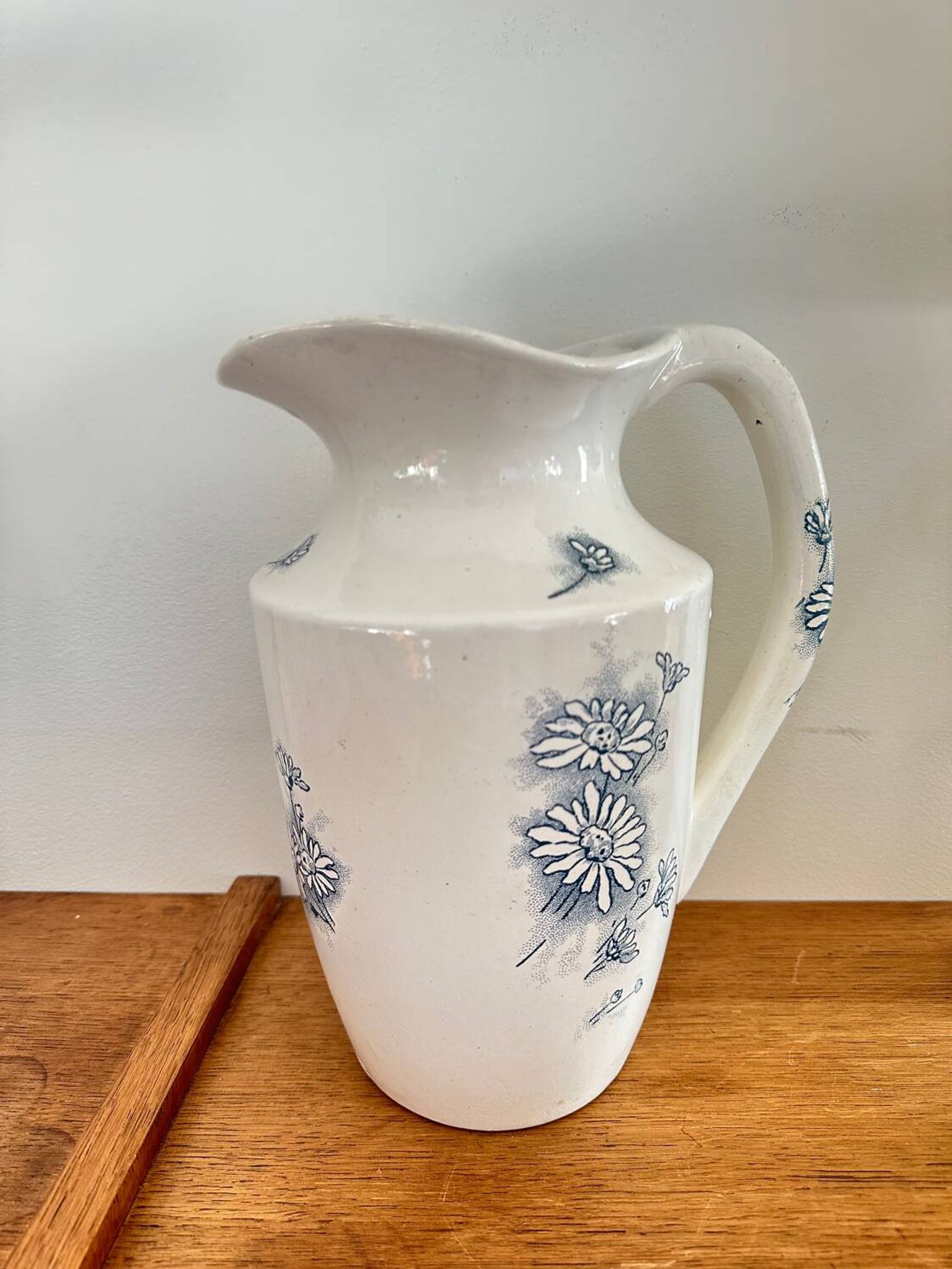 Broc, vase ancien en terre de fer