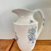 Broc, vase ancien en terre de fer