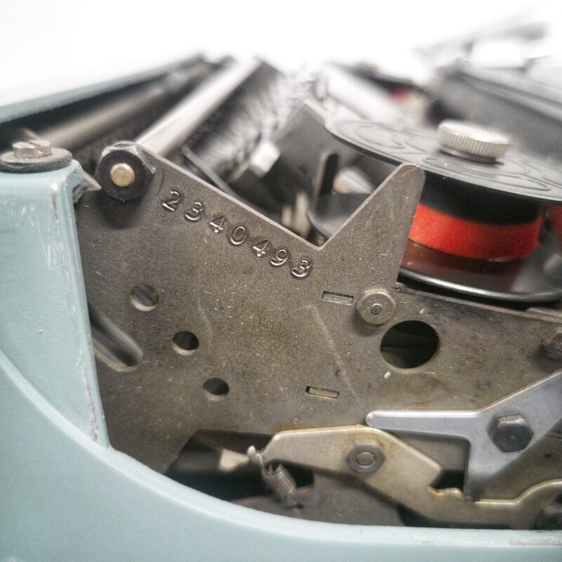 Olivetti Typewriter - Lettera 32