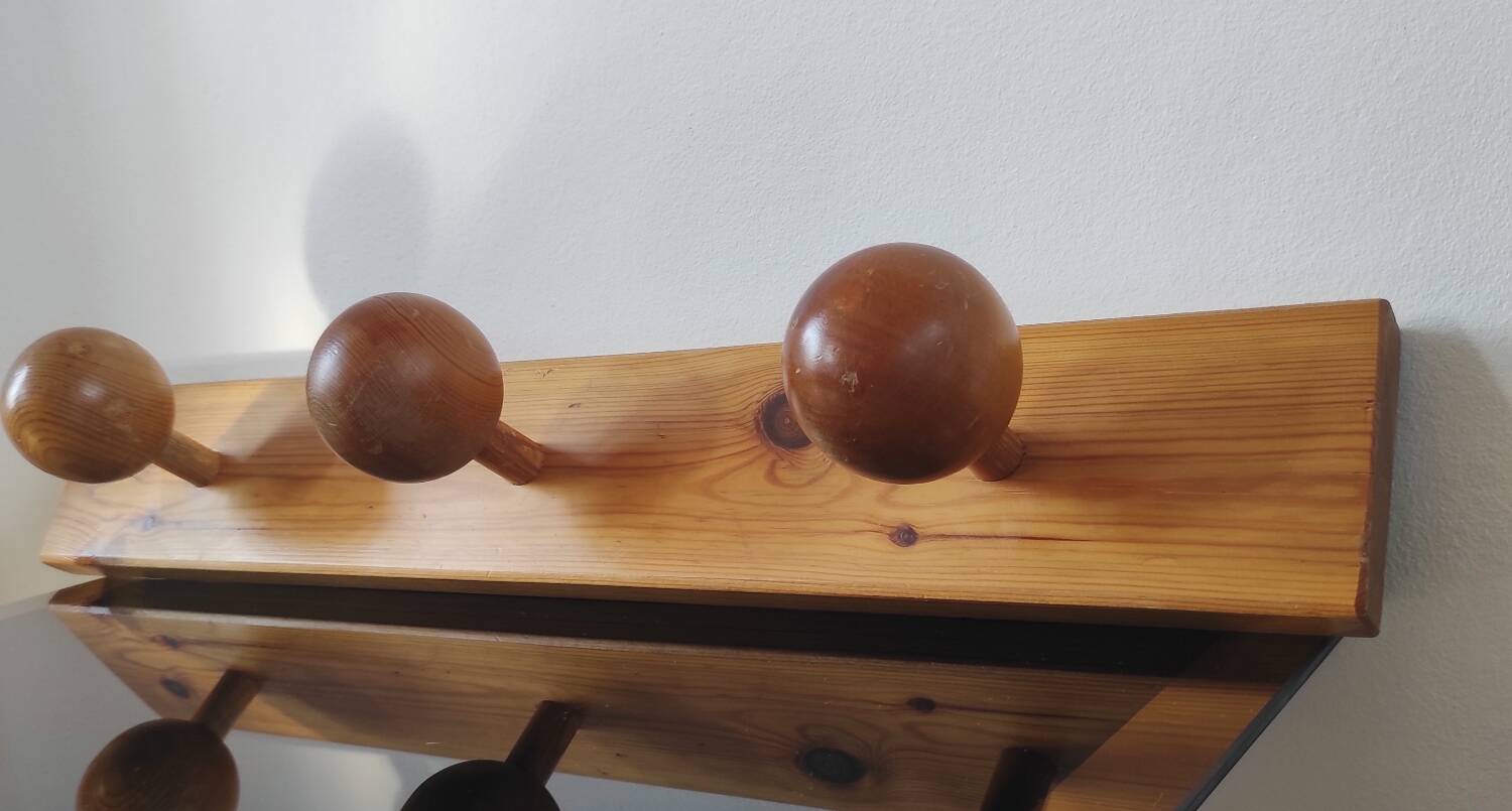 Wall-mounted coat rack with 3 ball hooks in solid pine – Scandinavian design
