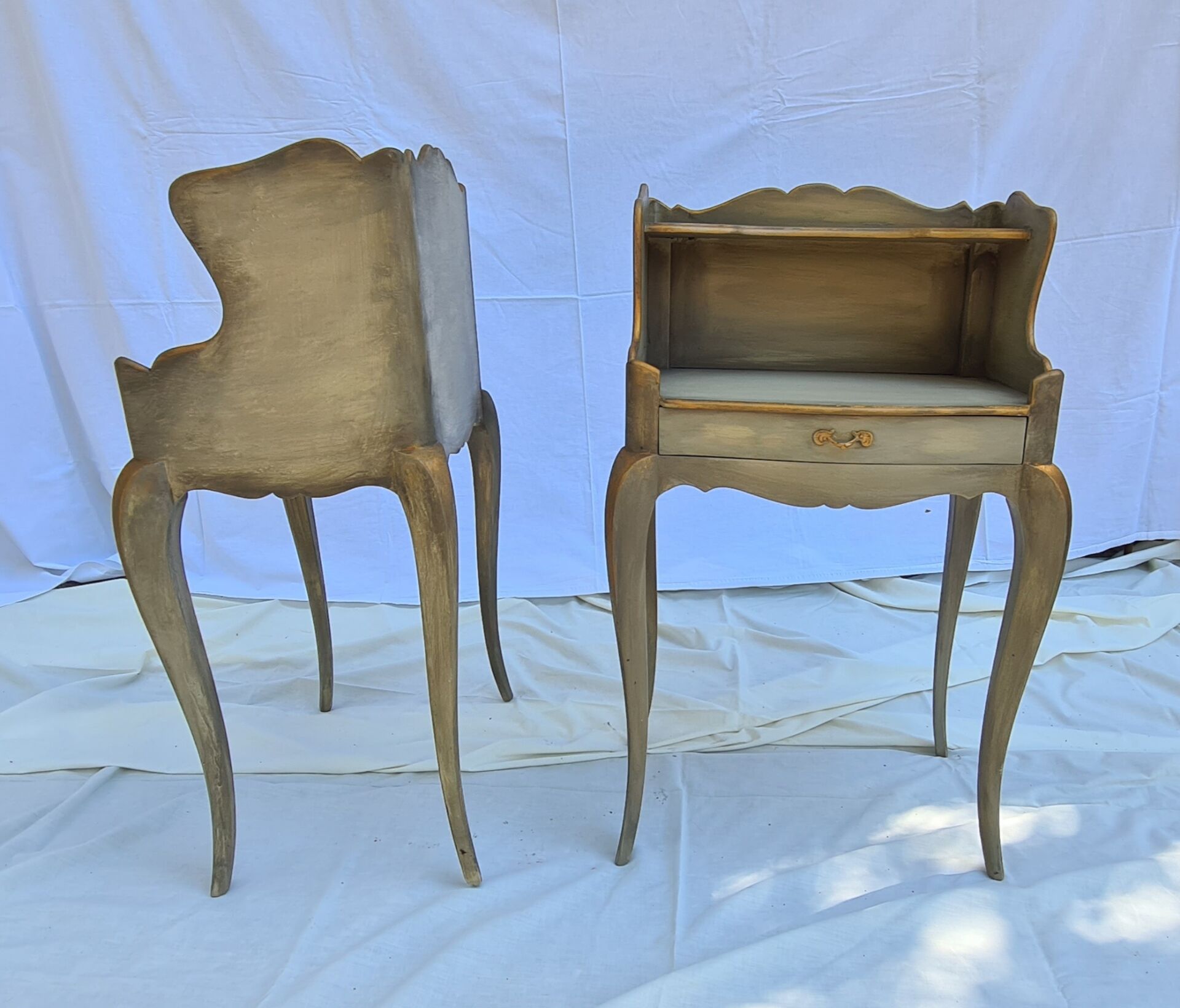 2 tables de chevet style Louis XV, restaurées et peintes "Milk Paint"