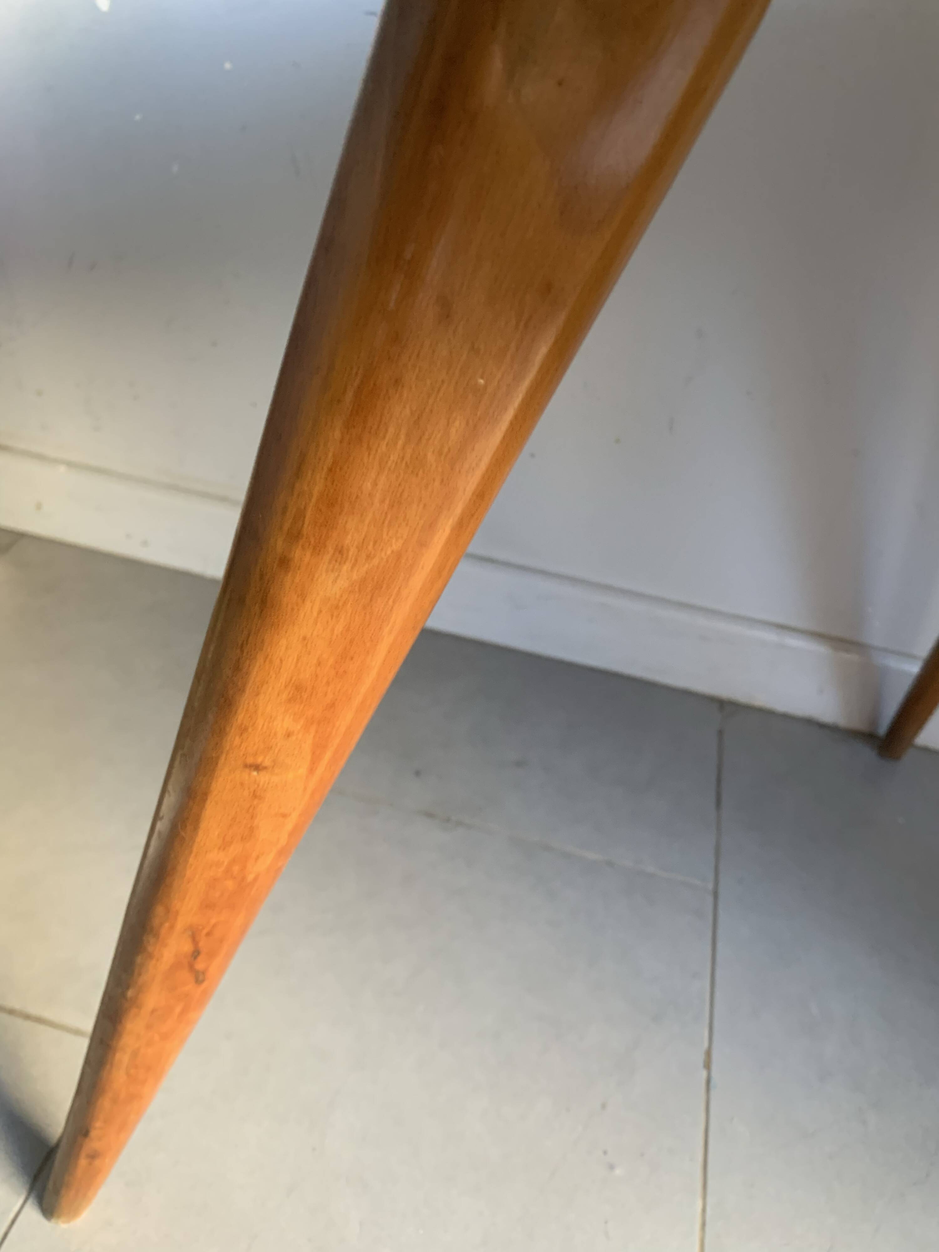 Table basse haricot tripode en chêne, années 50