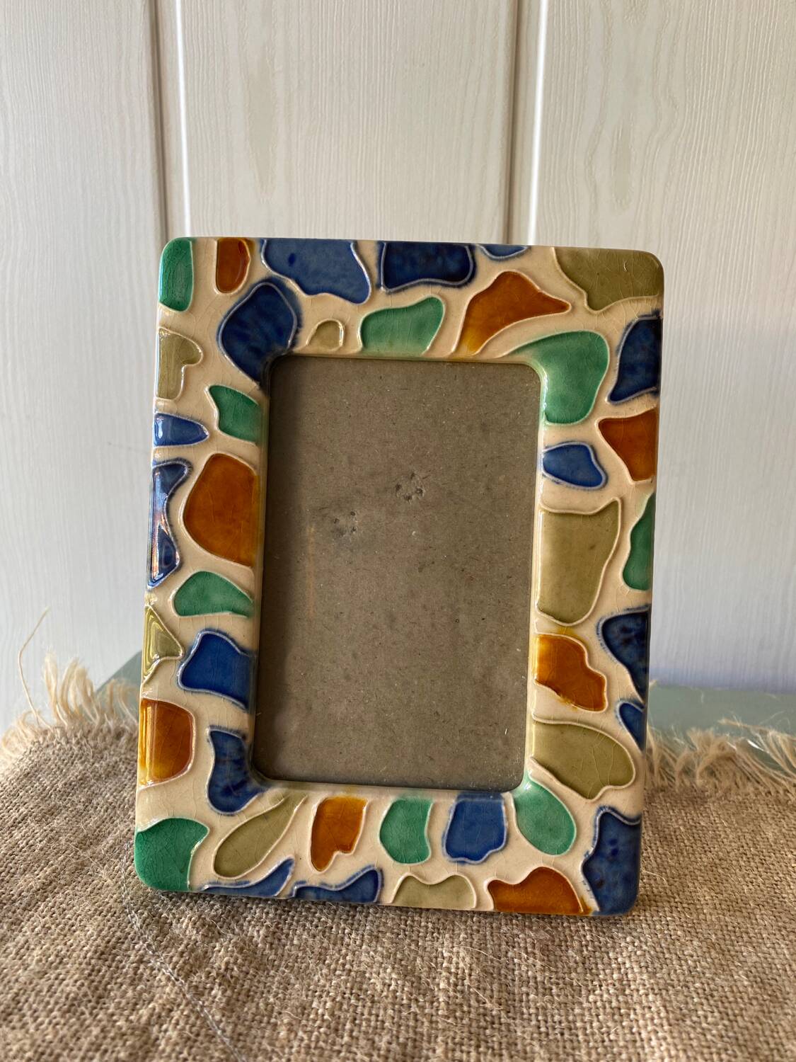 Enamelled ceramic frame