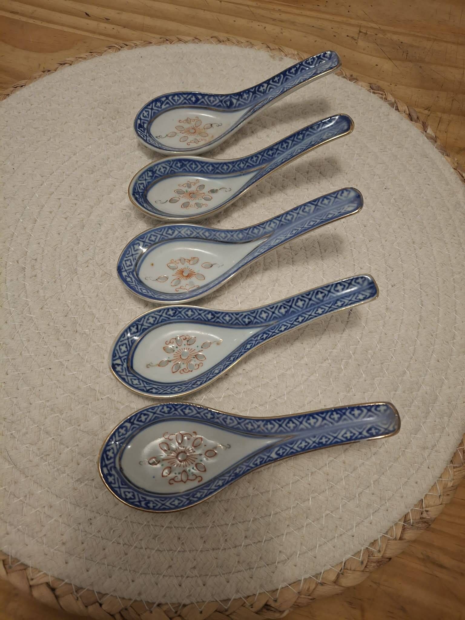 Set of 5 blue and white porcelain Asian spoons.