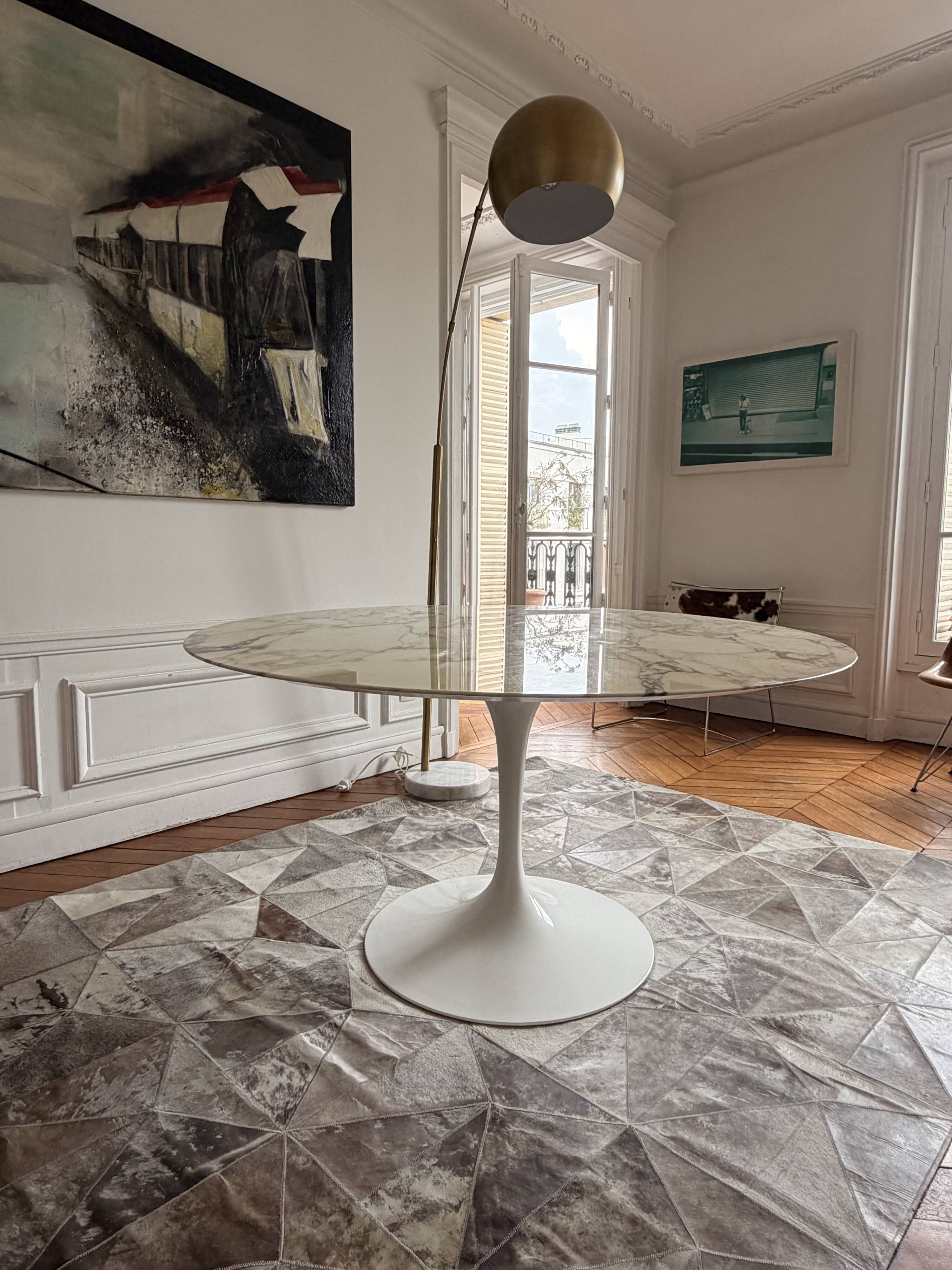 Knoll round table in marble