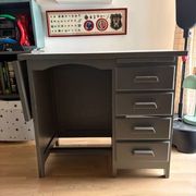 Bureau de comptable et sa chaise a patins de chez laurette