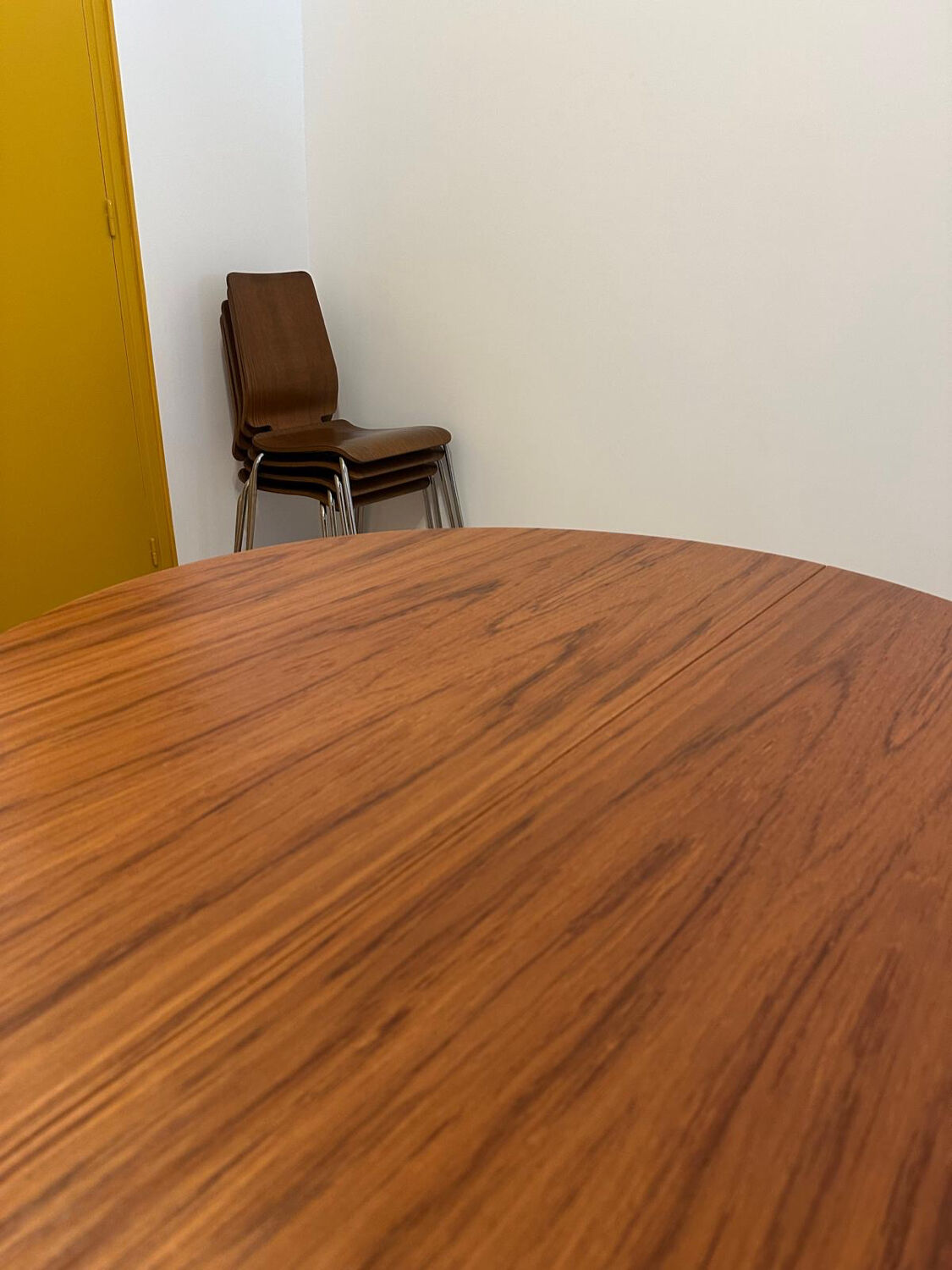 Wooden round table with butterfly extension from the 1970s.