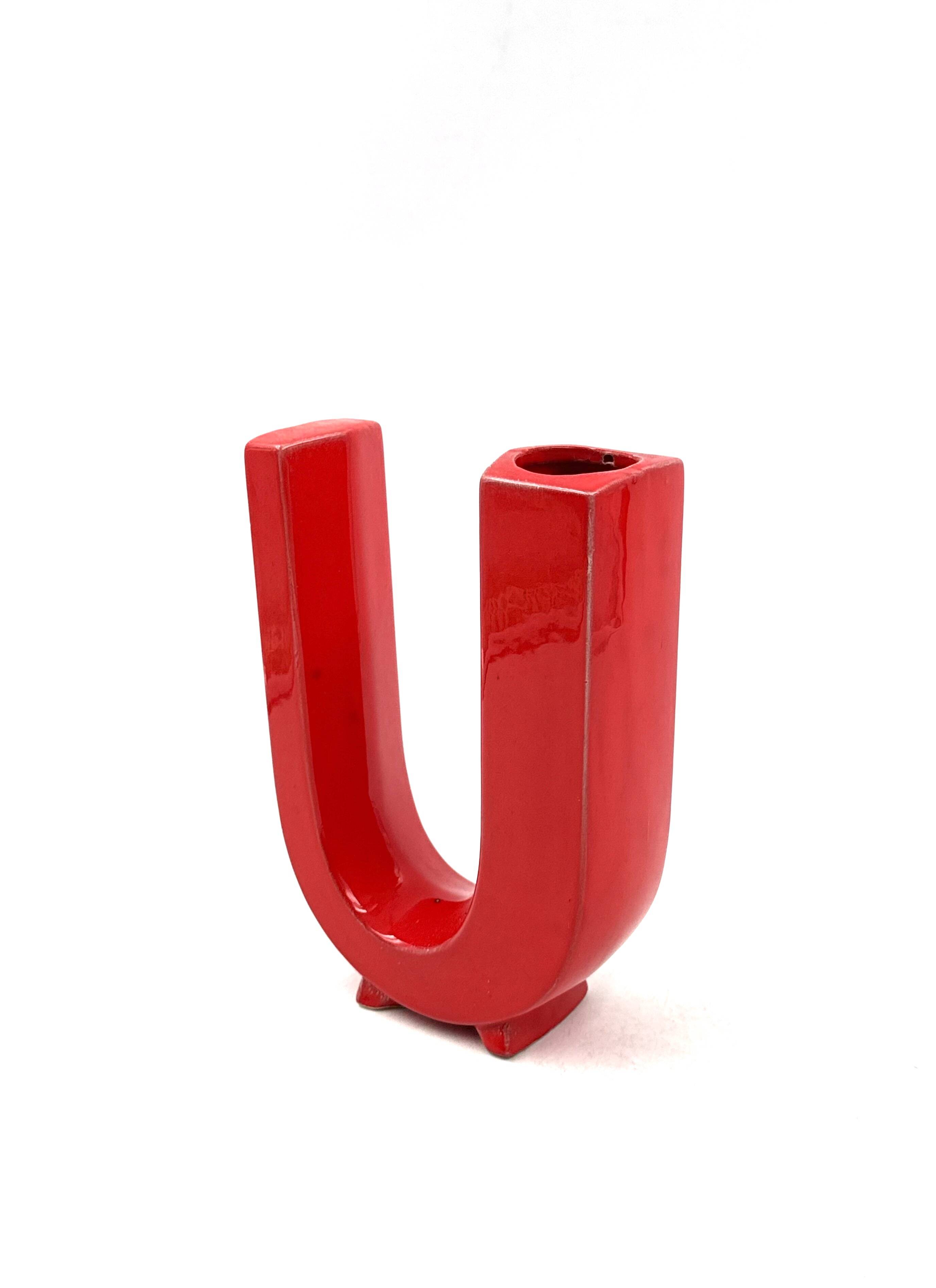 Space age red U letter ceramic solifleur vase, Marcel Radureau Francia 1970