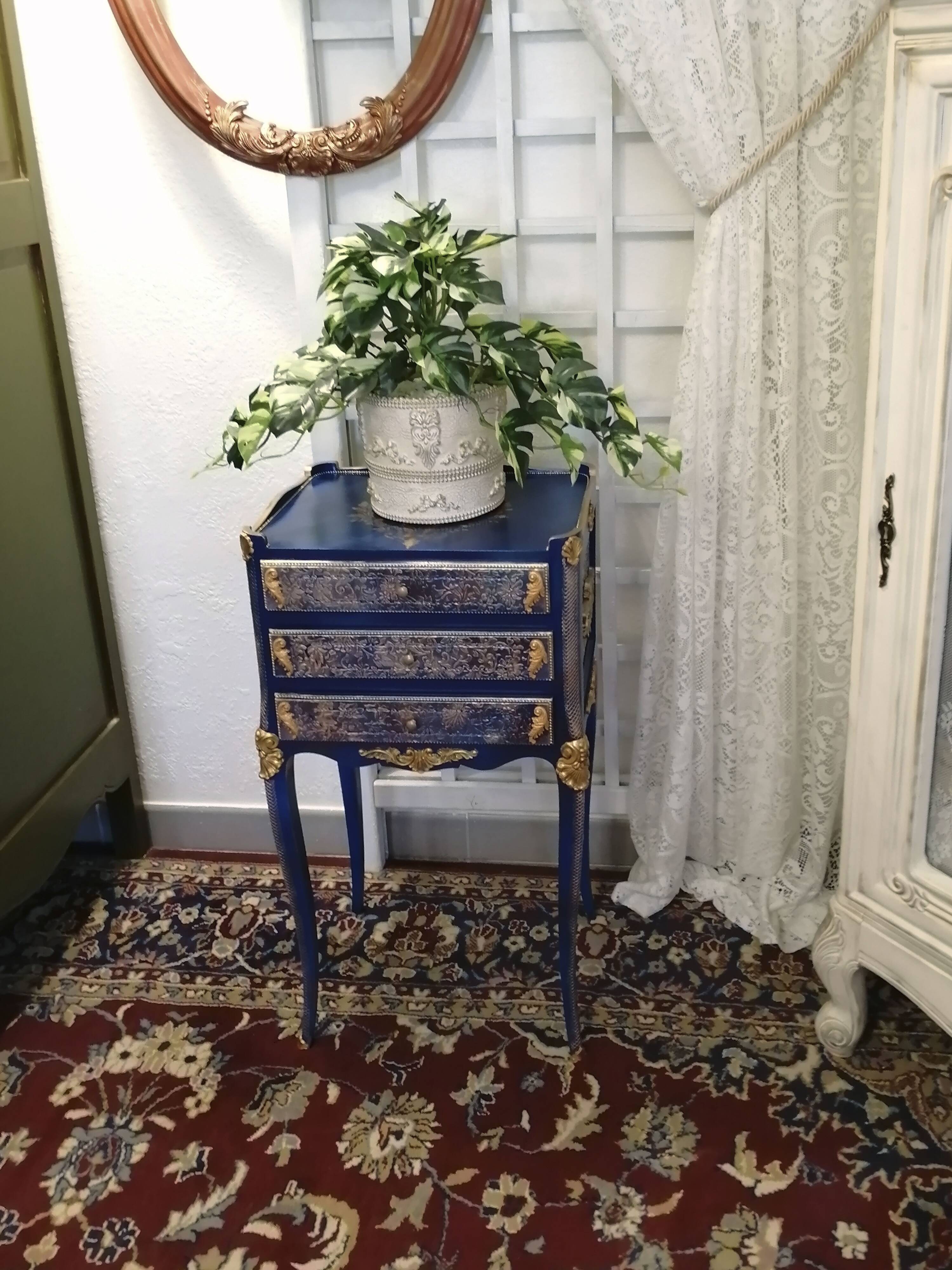 Table de chevet relookée classique – meuble décoratif bleu et doré