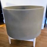 Cache-pot ampm florian gris ciment h45xd50 cm pied bois hevea