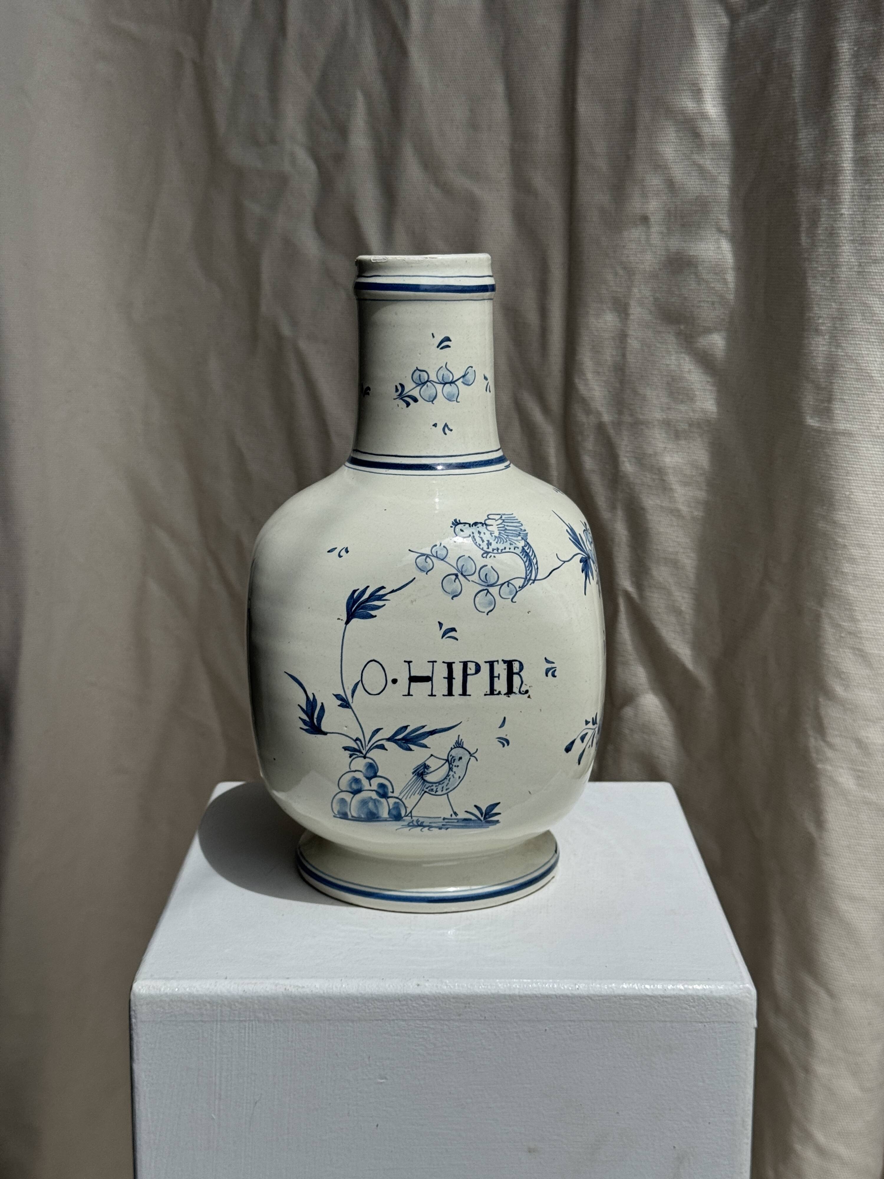 Vase en faïence blanche décor bleu O. HIPER