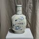 Vase en faïence blanche décor bleu O. HIPER