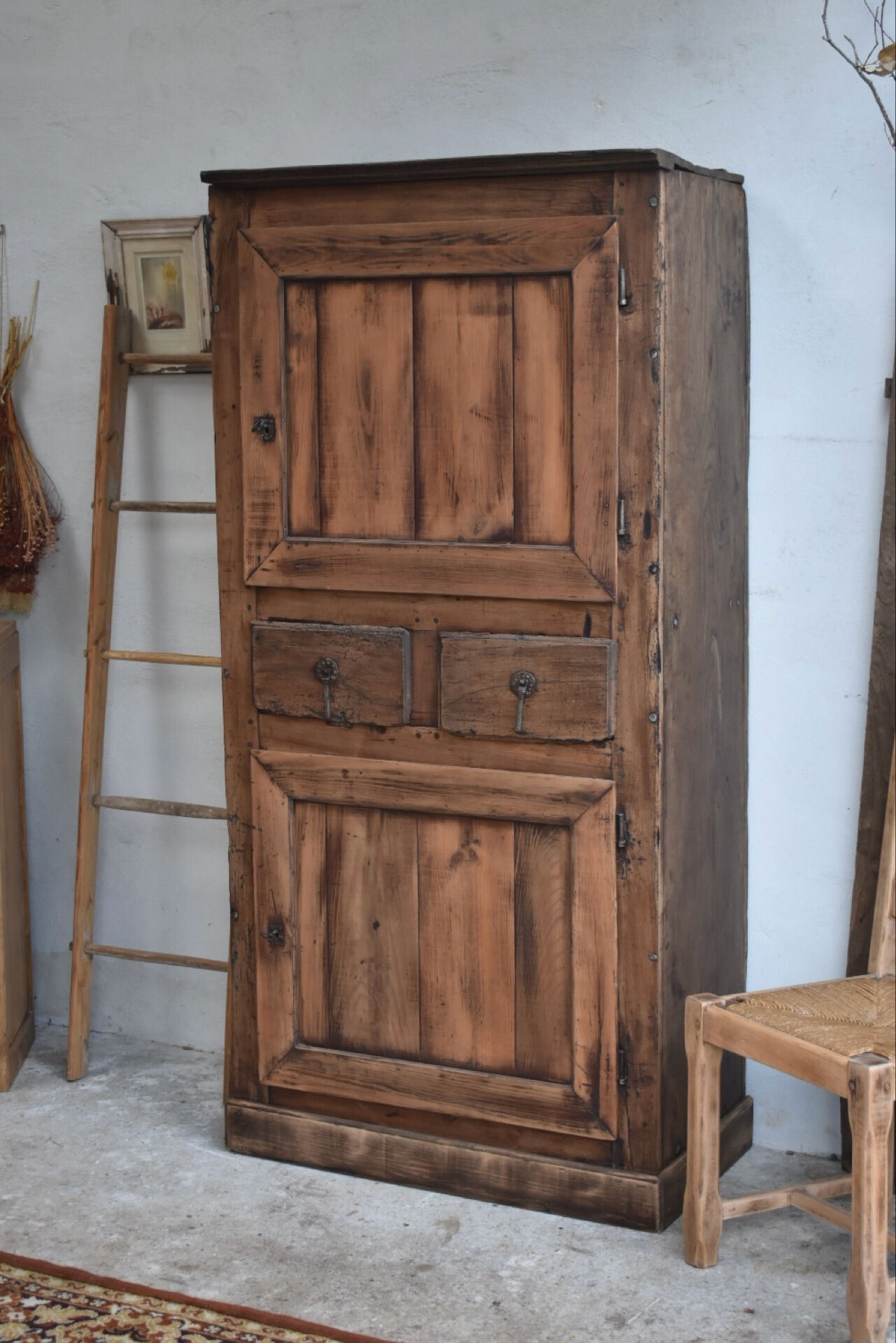 Rustic bonnetière