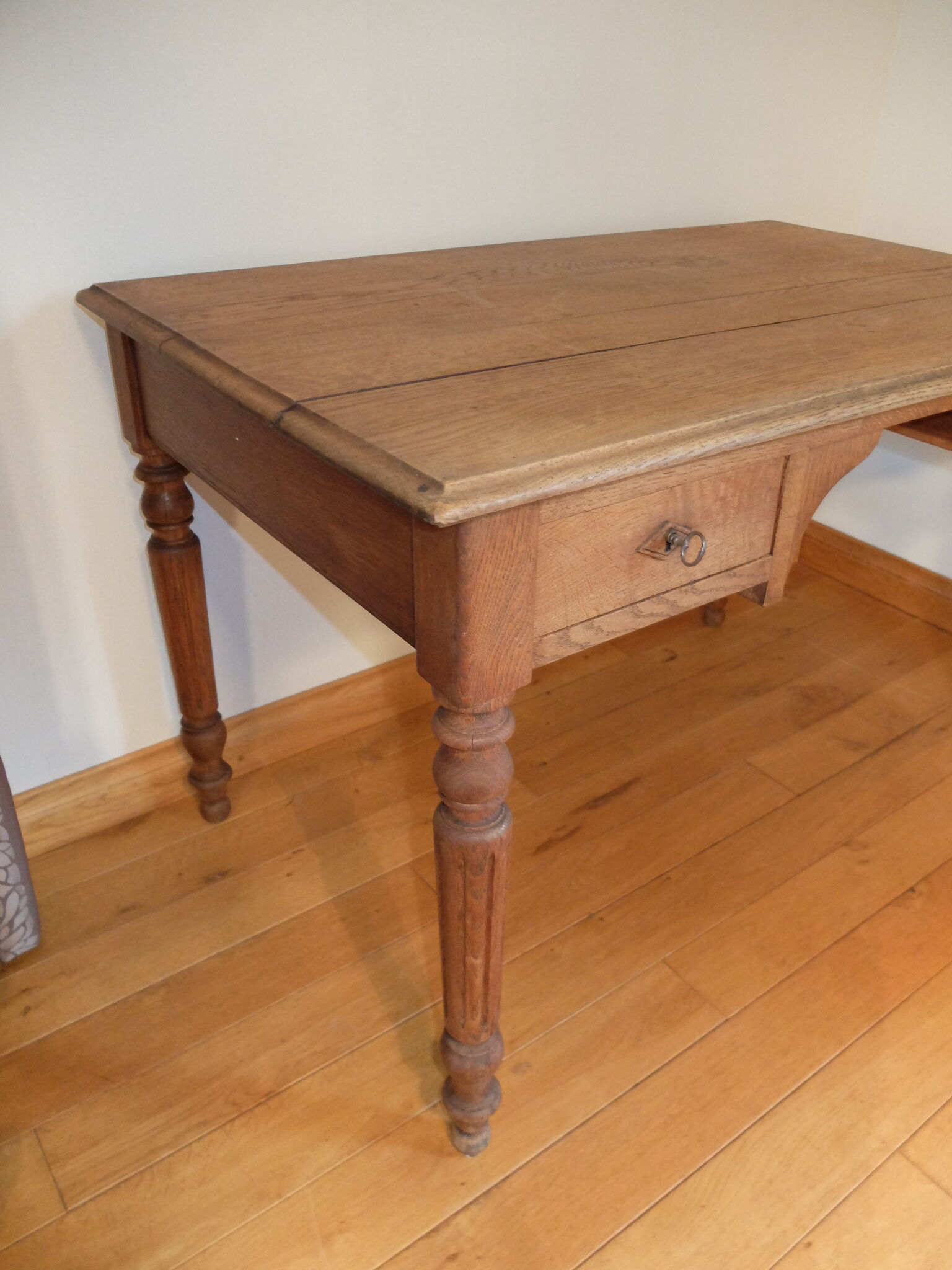 Bureau en chêne à deux tiroirs années 30