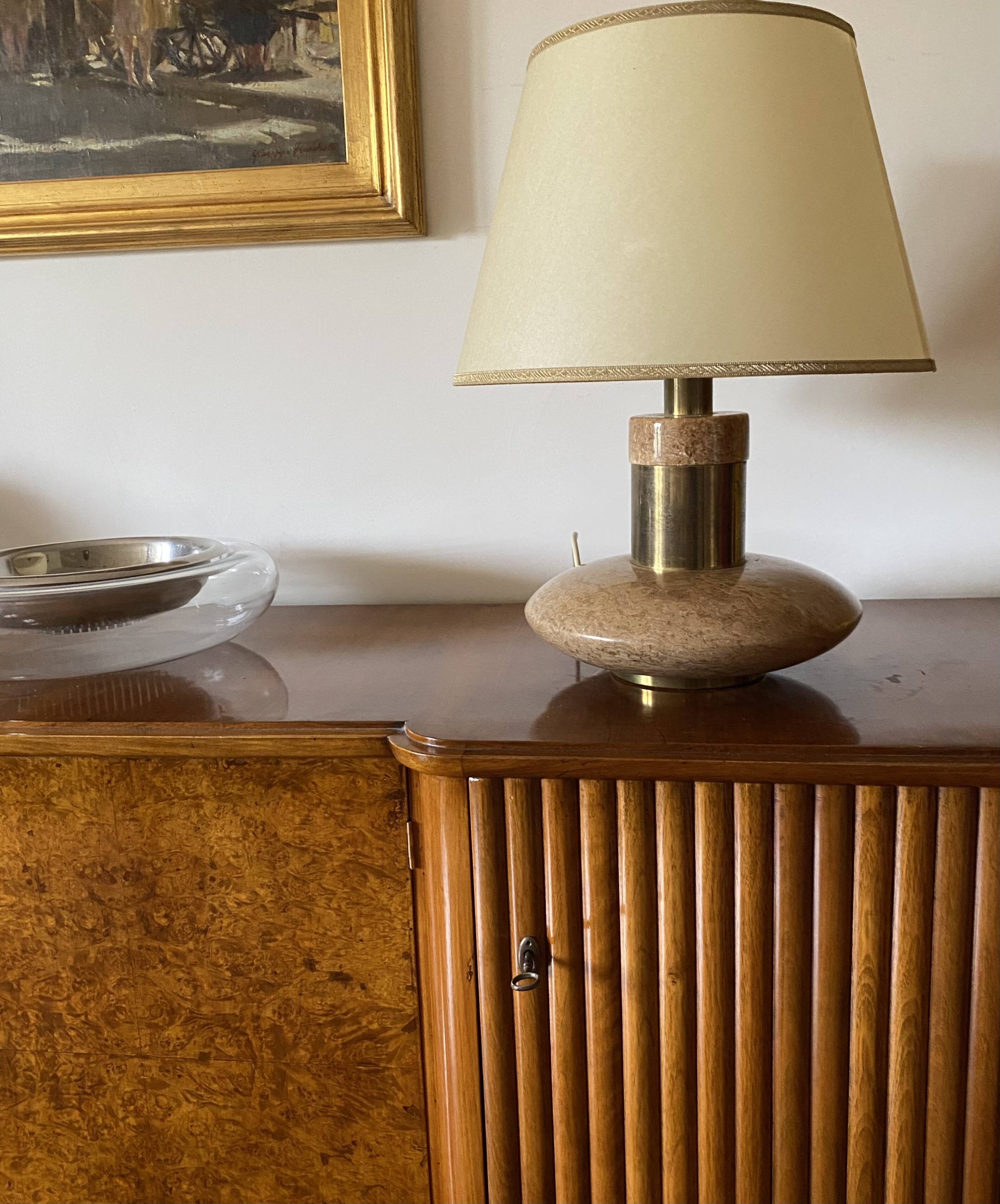 Hollywood regency pink granite and brass table lamp base, Italy 1970 ca.