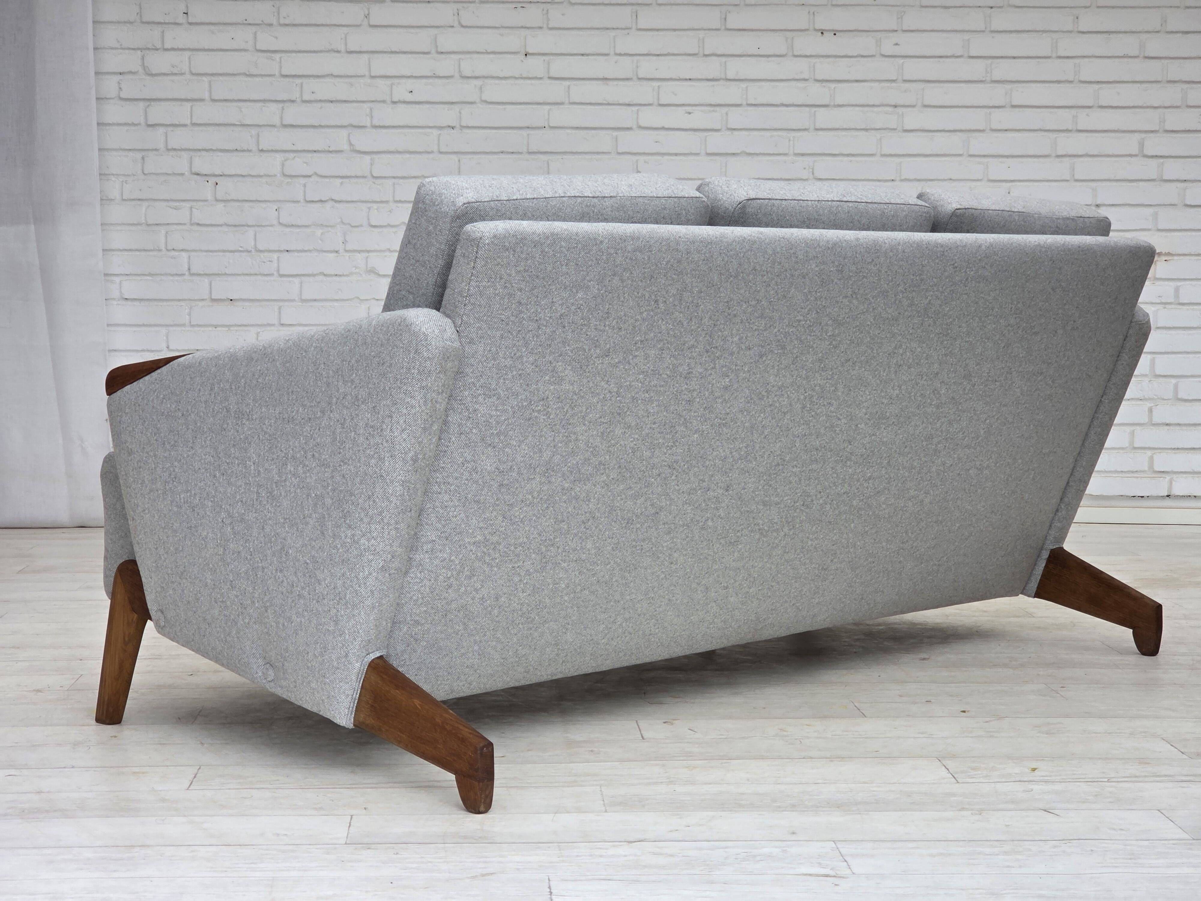 Design danois par Arne Hovmand-Olsen, canapé 3 places modèle 490, refait à neuf.