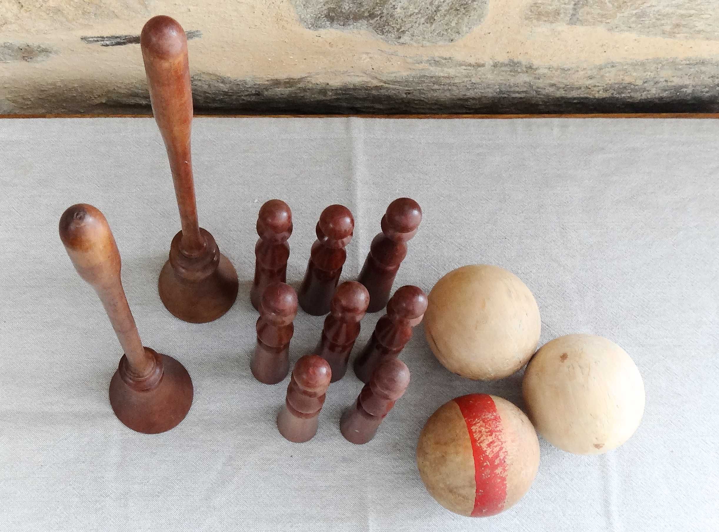 Set of a set of 8 pins, 2 bilboquets and 3 old wooden balls
