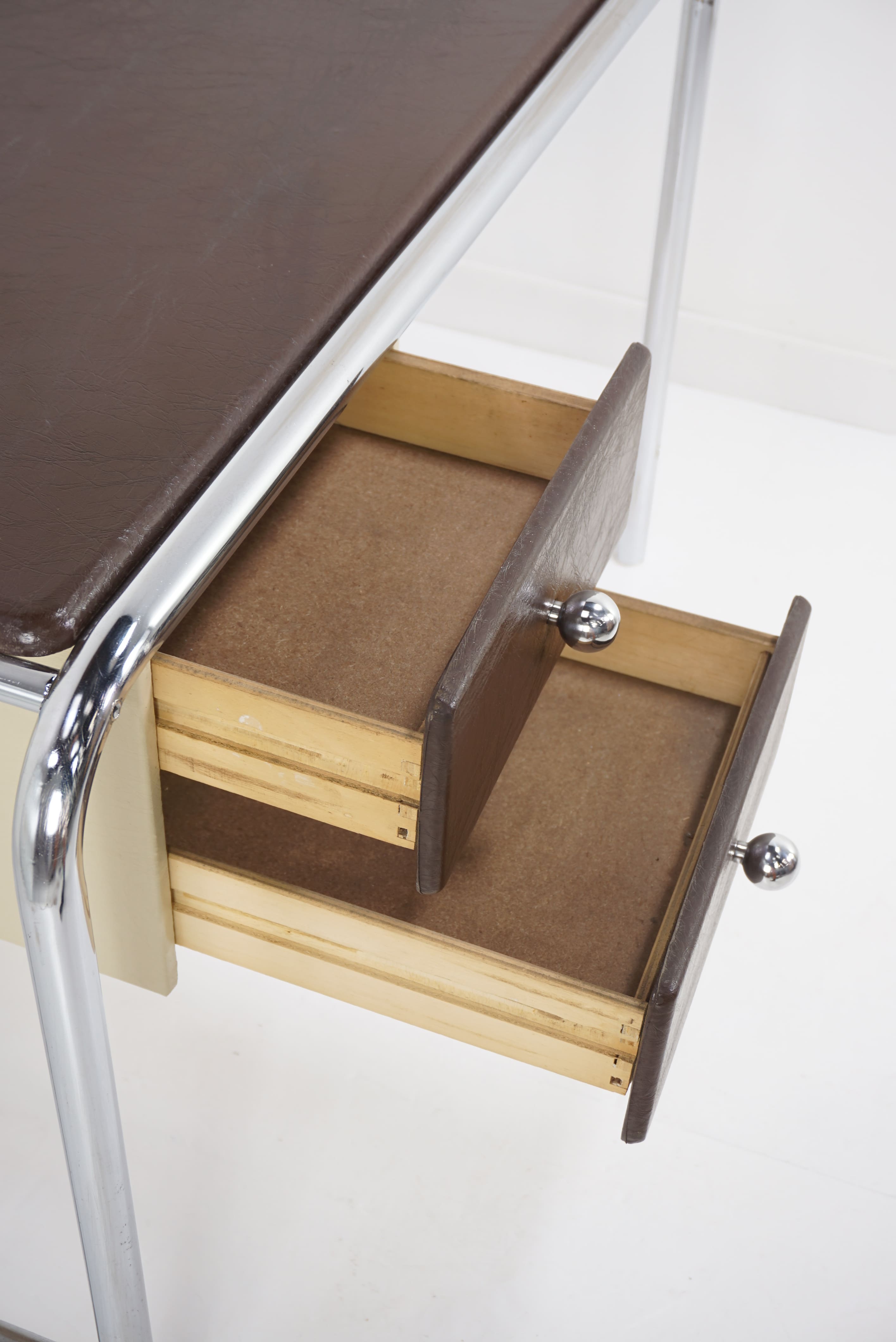 Bureau style Bauhaus en métal chromé cintré et simili cuir