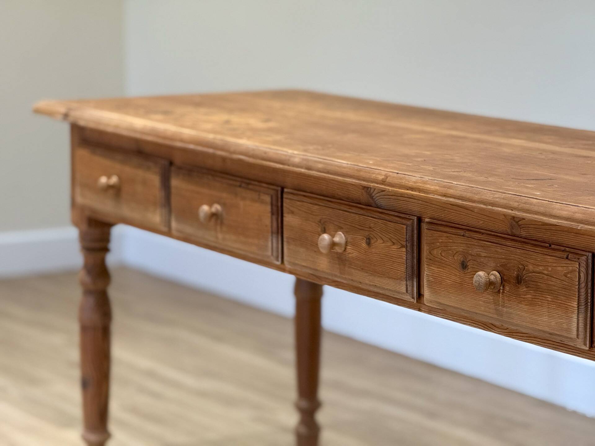 Console victorienne allongée en pin mélis méditerranéen — Fin du XIXe siècle