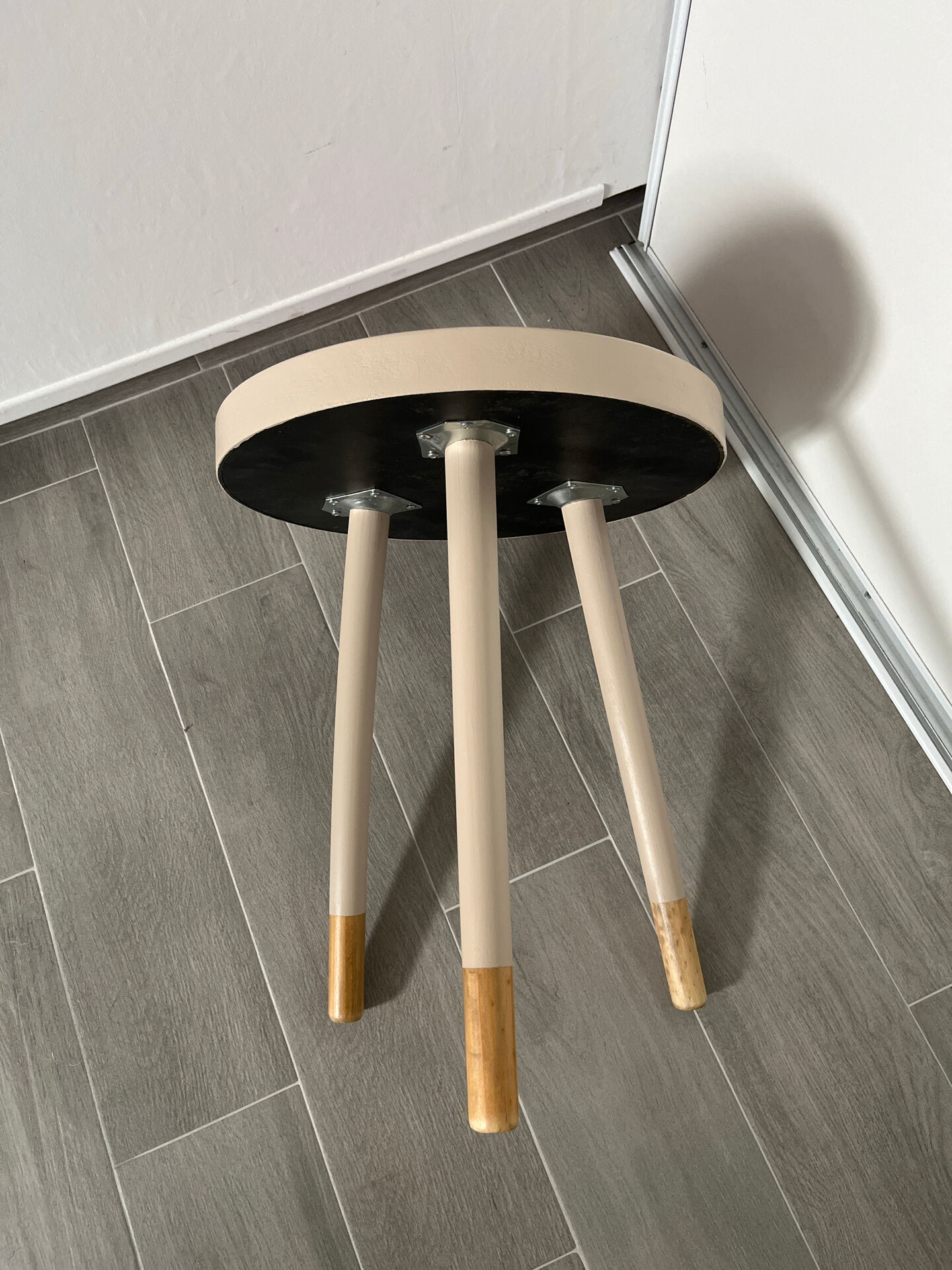 Side table / pedestal - Scandinavian style