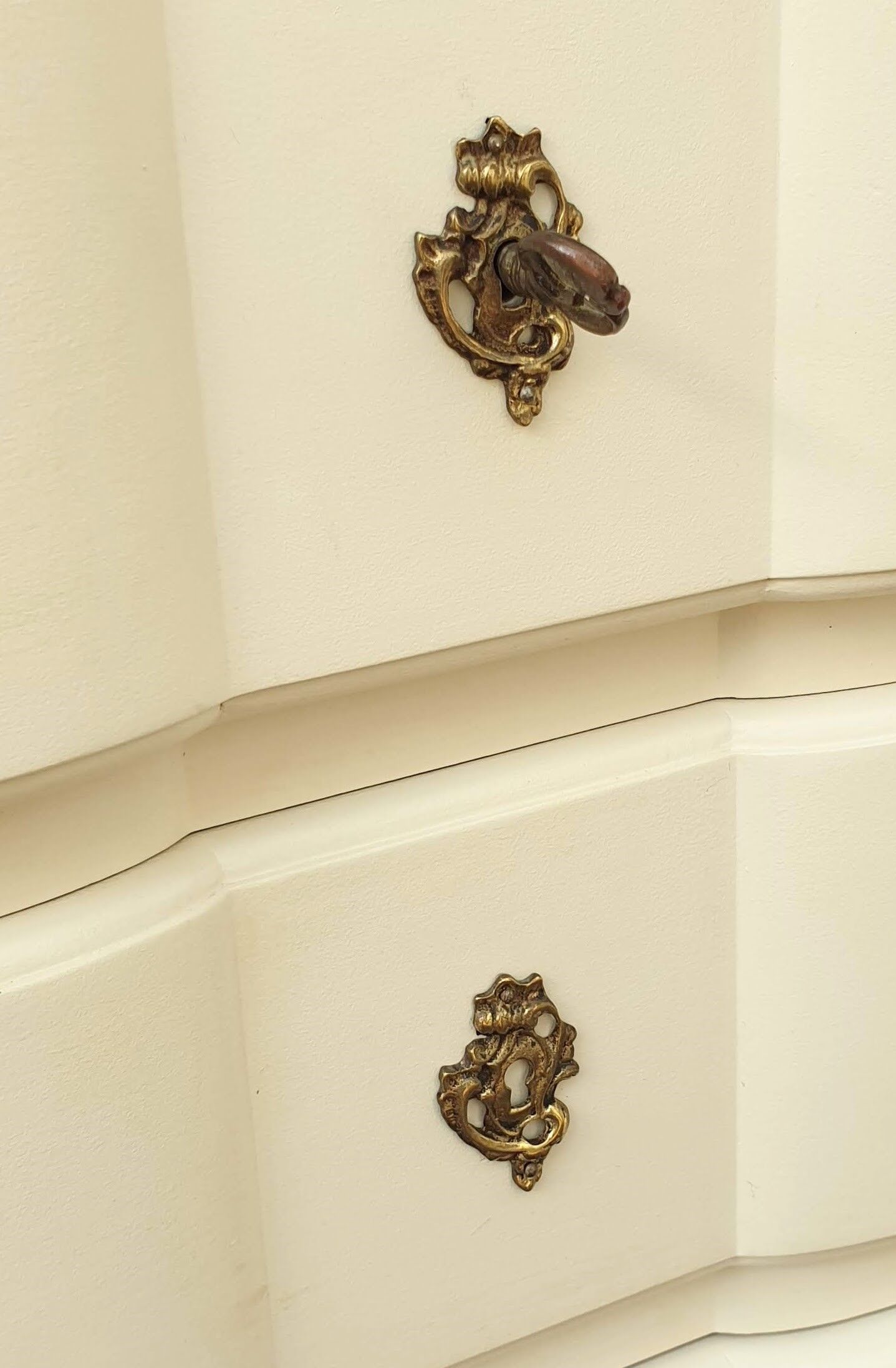 Creme white chest of drawers