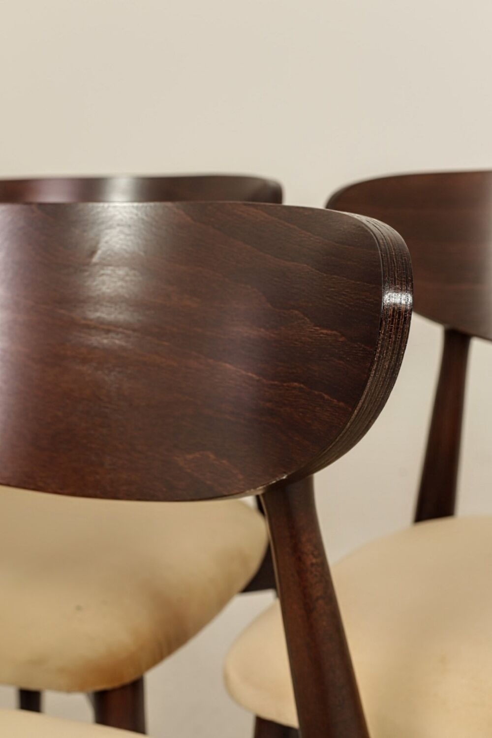 Une paire de chaises scandinaves en velours beige camel.