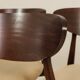 Une paire de chaises scandinaves en velours beige camel.