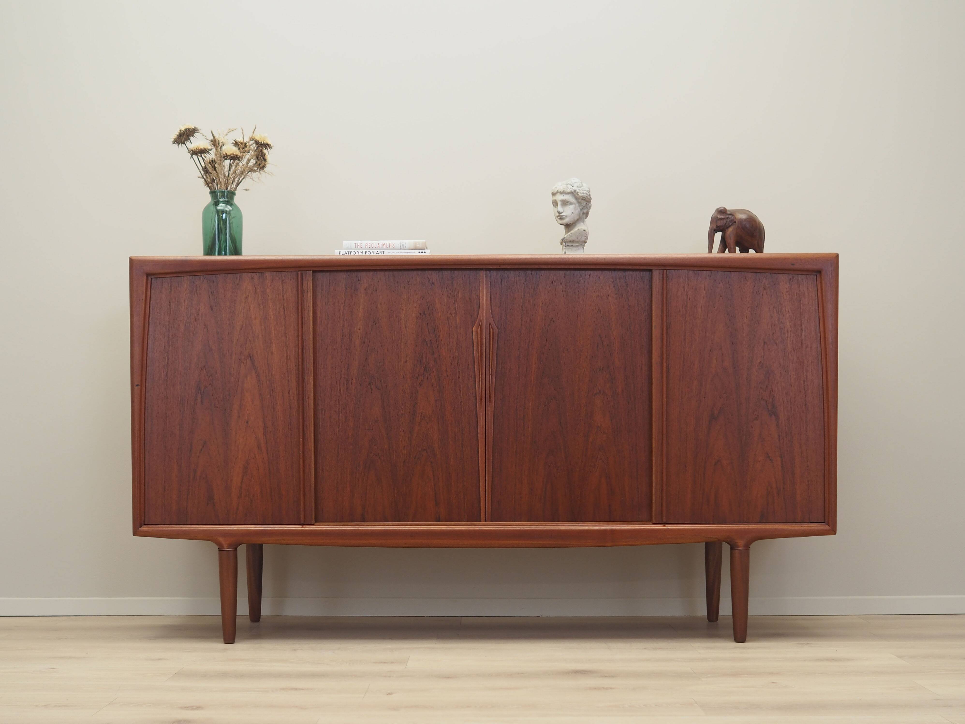 Buffet haut en teck, design danois, années 1960, production : Omann Jun