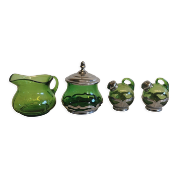 Lot consisting of a milk jug, a salt/pepper set and a sugar bowl.