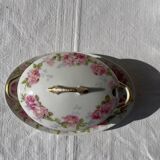 Set of dishes, soup tureen and sauceboat