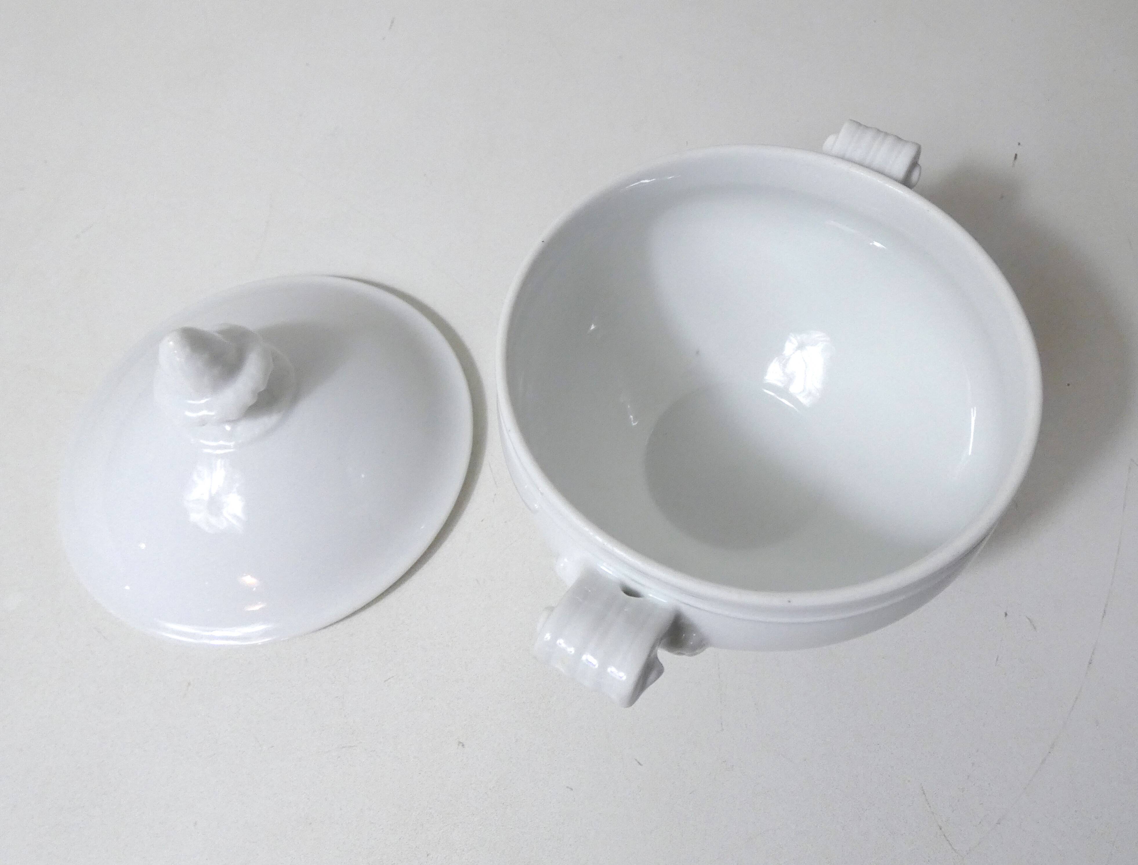 ancienne petite soupière blanche en porcelaine