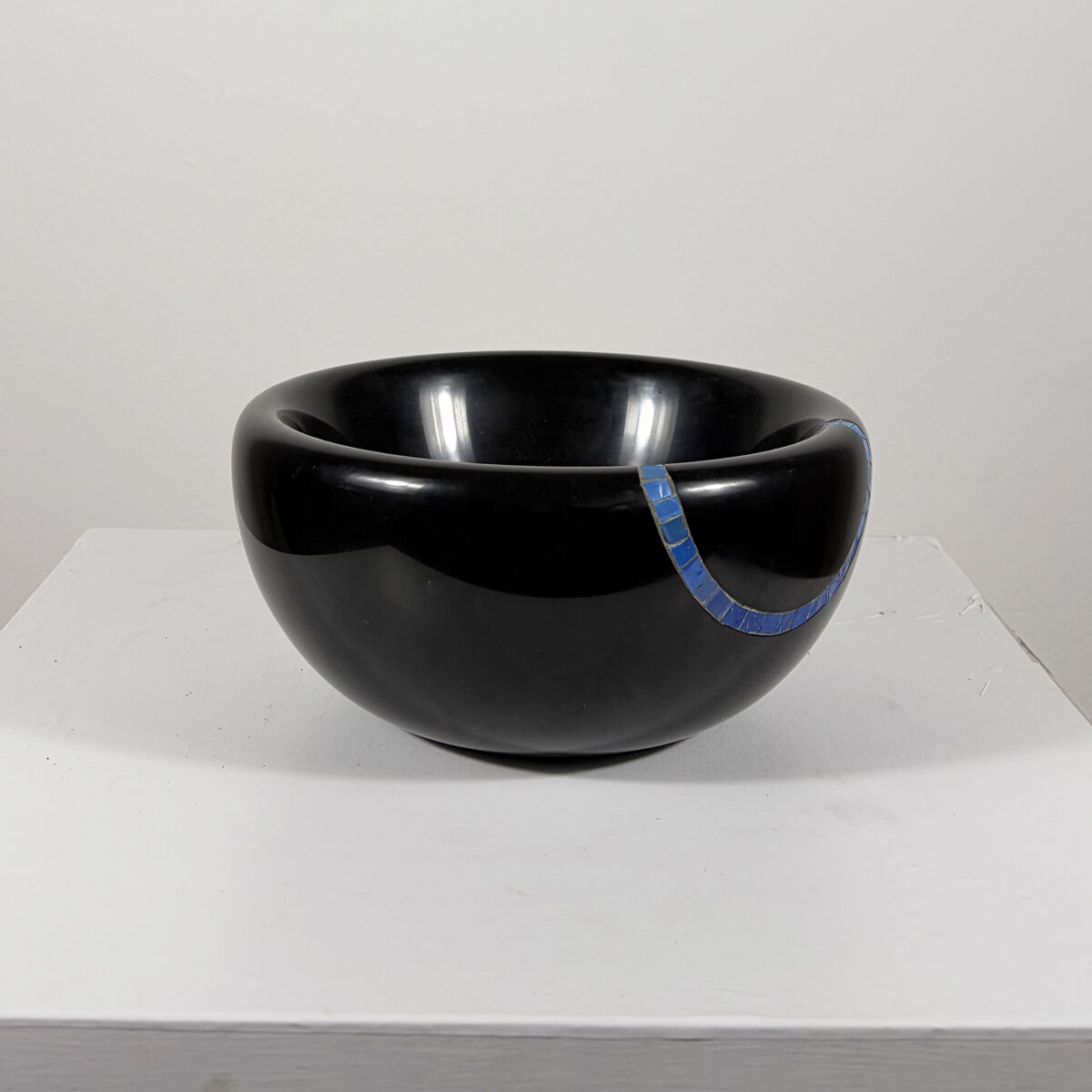Vase en marbre noir belge avec incrustation de pierre turquoise