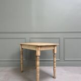 Table aux pieds tournés