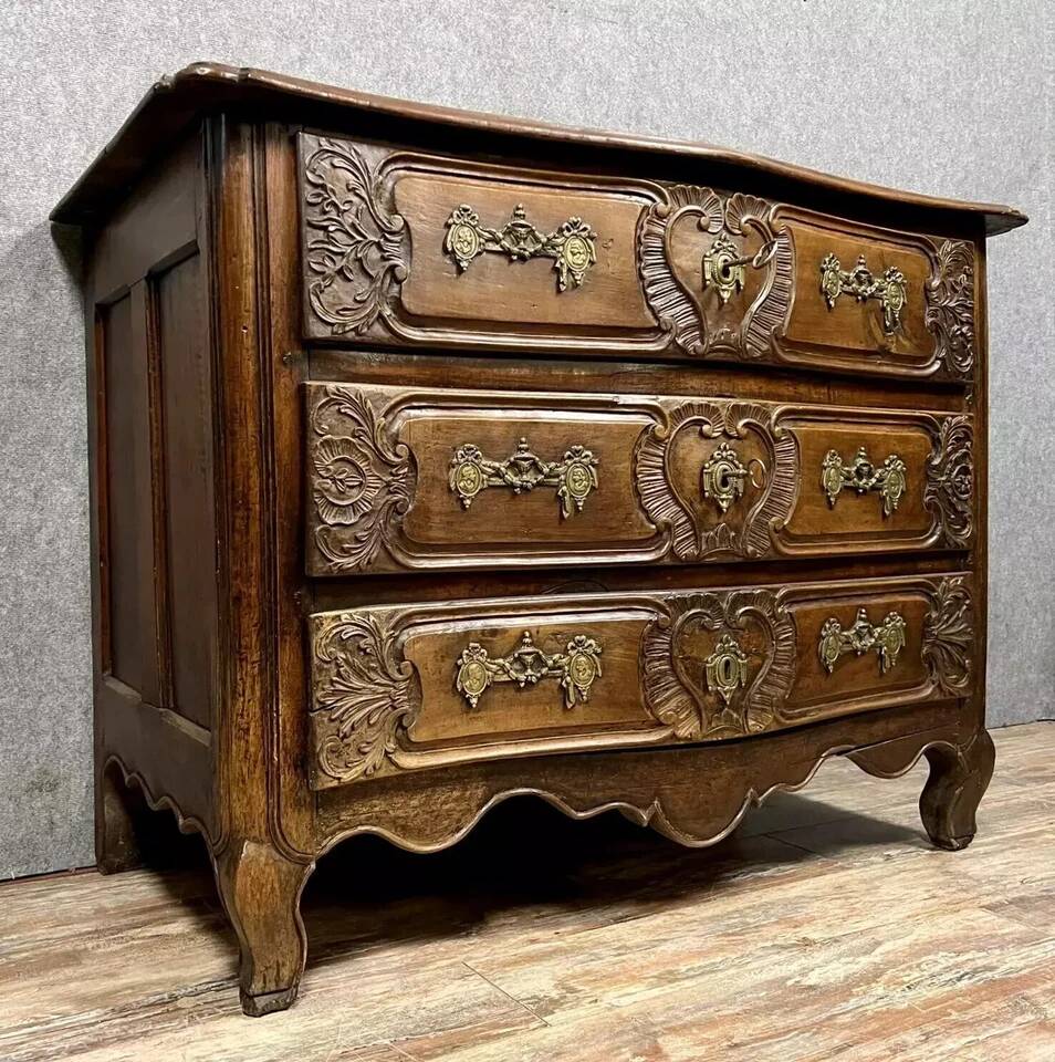 Curved and carved Lyonnaise chest of drawers from the Louis XV period in solid walnut