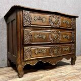 Curved and carved Lyonnaise chest of drawers from the Louis XV period in solid walnut