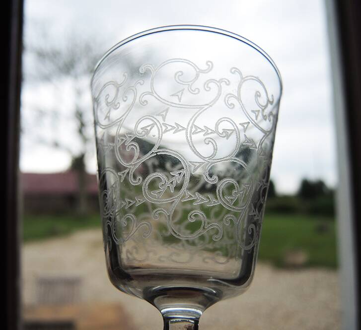 6 Old White Arabesque Pattern Stemmed Glasses H 11 cm