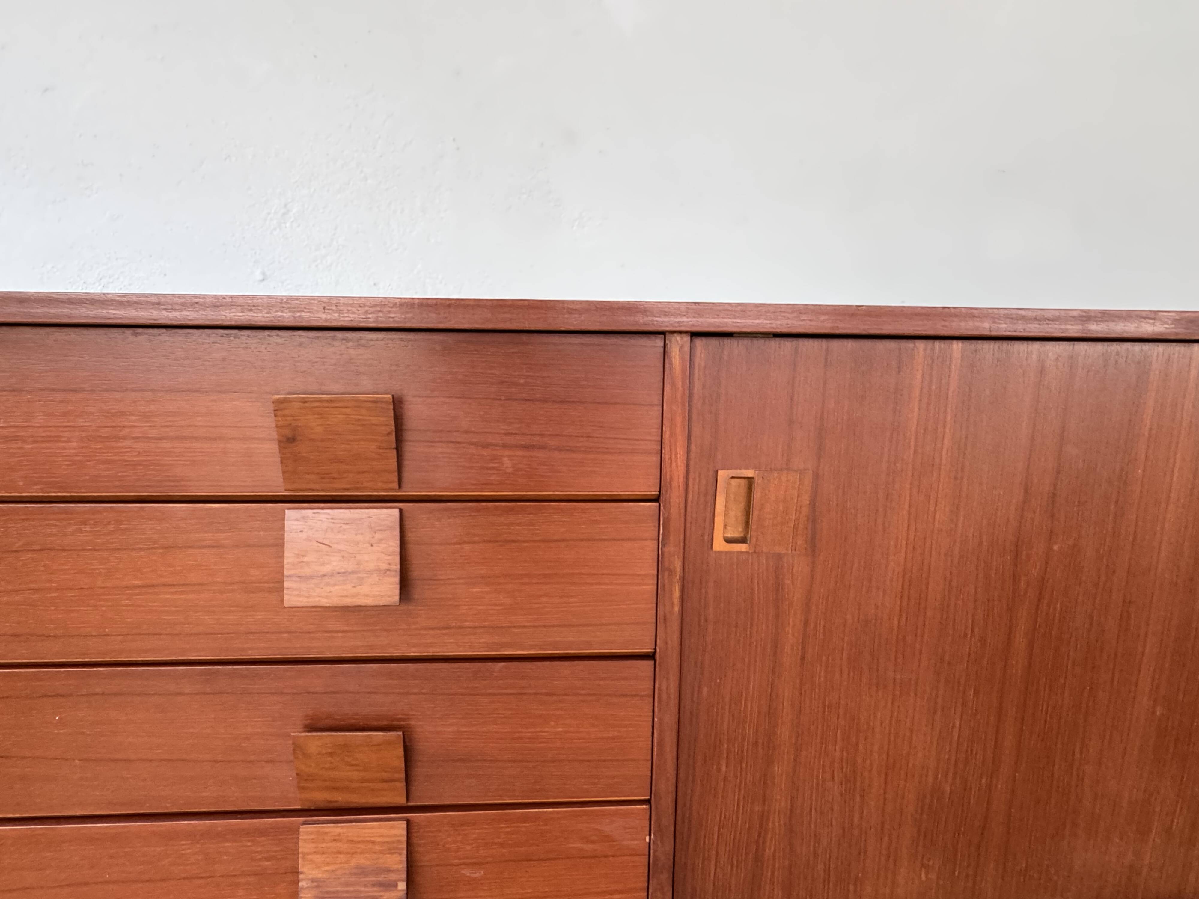 Scandinavian teak sideboard, 230 cm long, with 3 doors and 4 drawers.