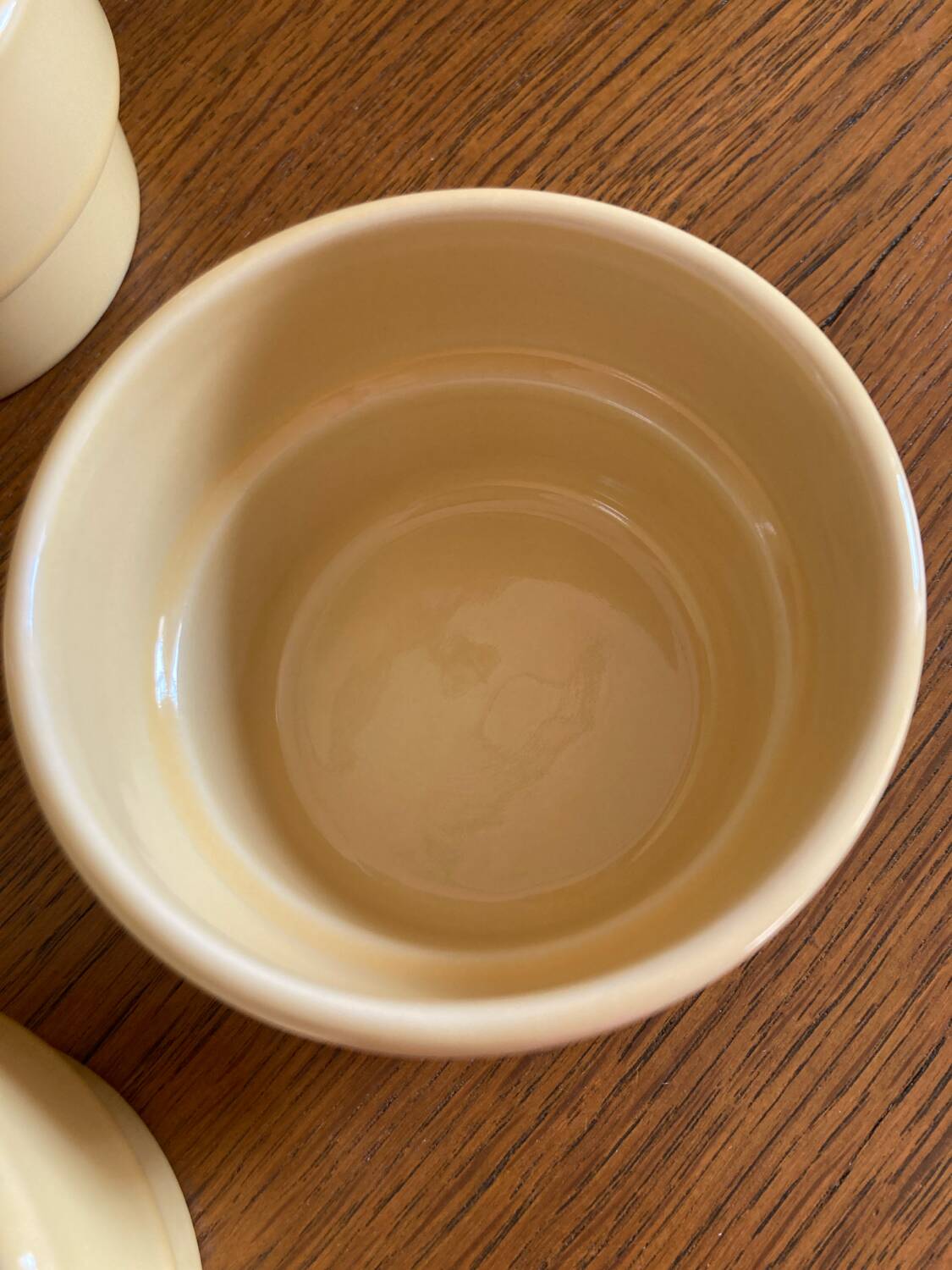 Set of 12 high-resistance stoneware ramekins.