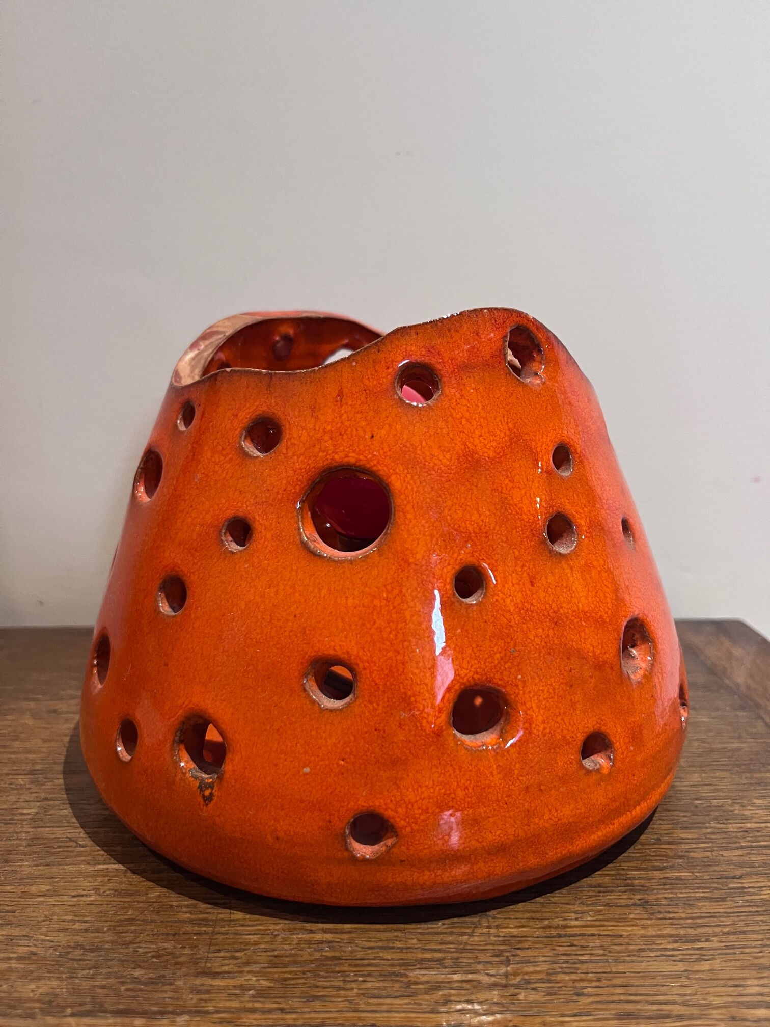 Openwork orange ceramic lamp