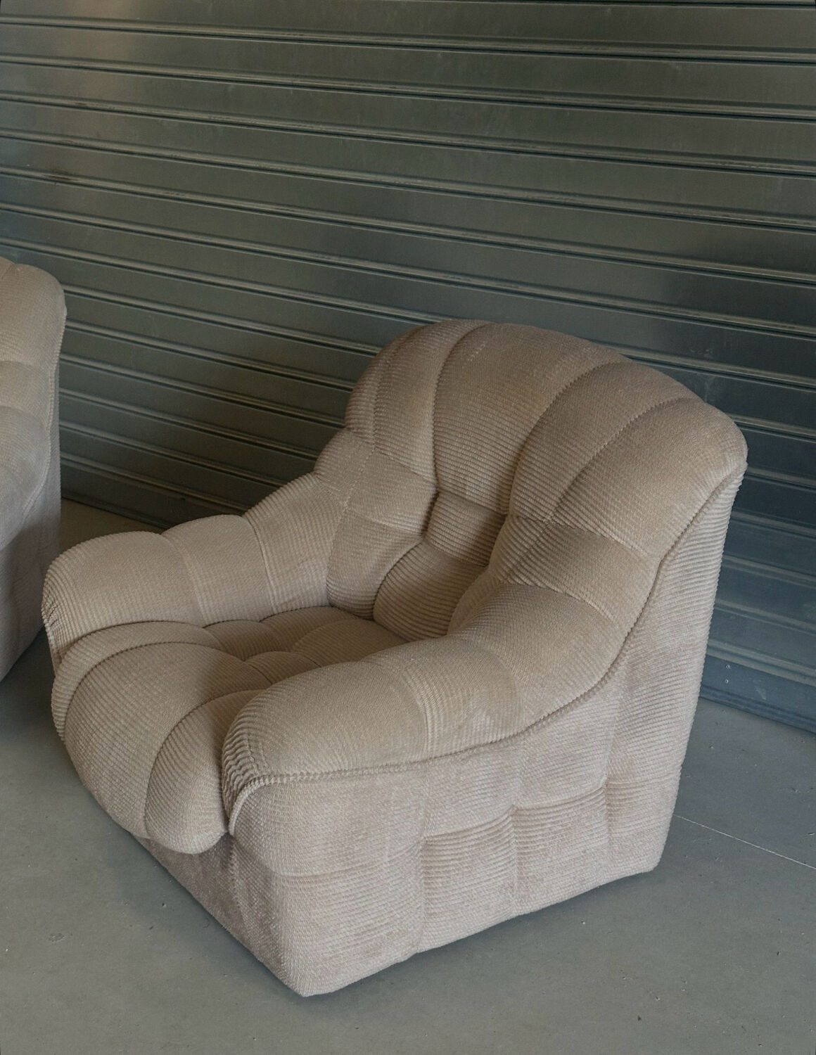 Paire de fauteuils vintage sculpturaux en tissu chenillé côtelé beige