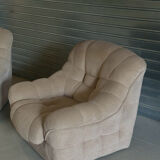 Paire de fauteuils vintage sculpturaux en tissu chenillé côtelé beige