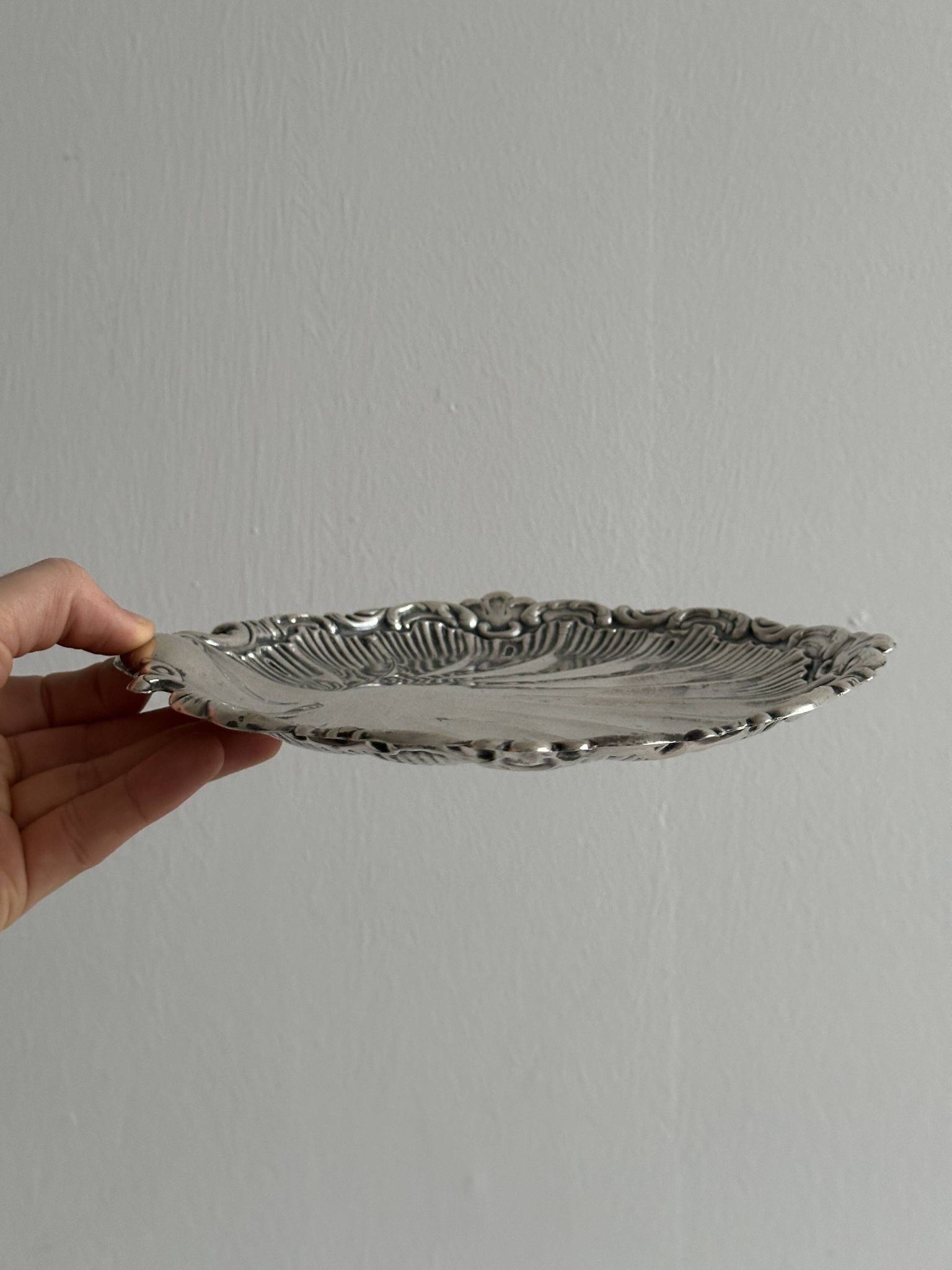 plat rond décor coquillage métal argenté