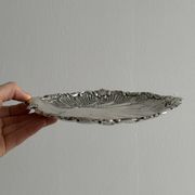 plat rond décor coquillage métal argenté