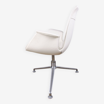 Fauteuil Danois en Cuir blanc et Acier, modèle FK 6725 ou « Tulip chair » par Preben Fabricius.