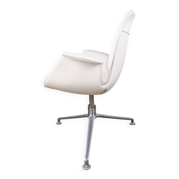 Fauteuil Danois en Cuir blanc et Acier, modèle FK 6725 ou « Tulip chair » par Preben Fabricius.
