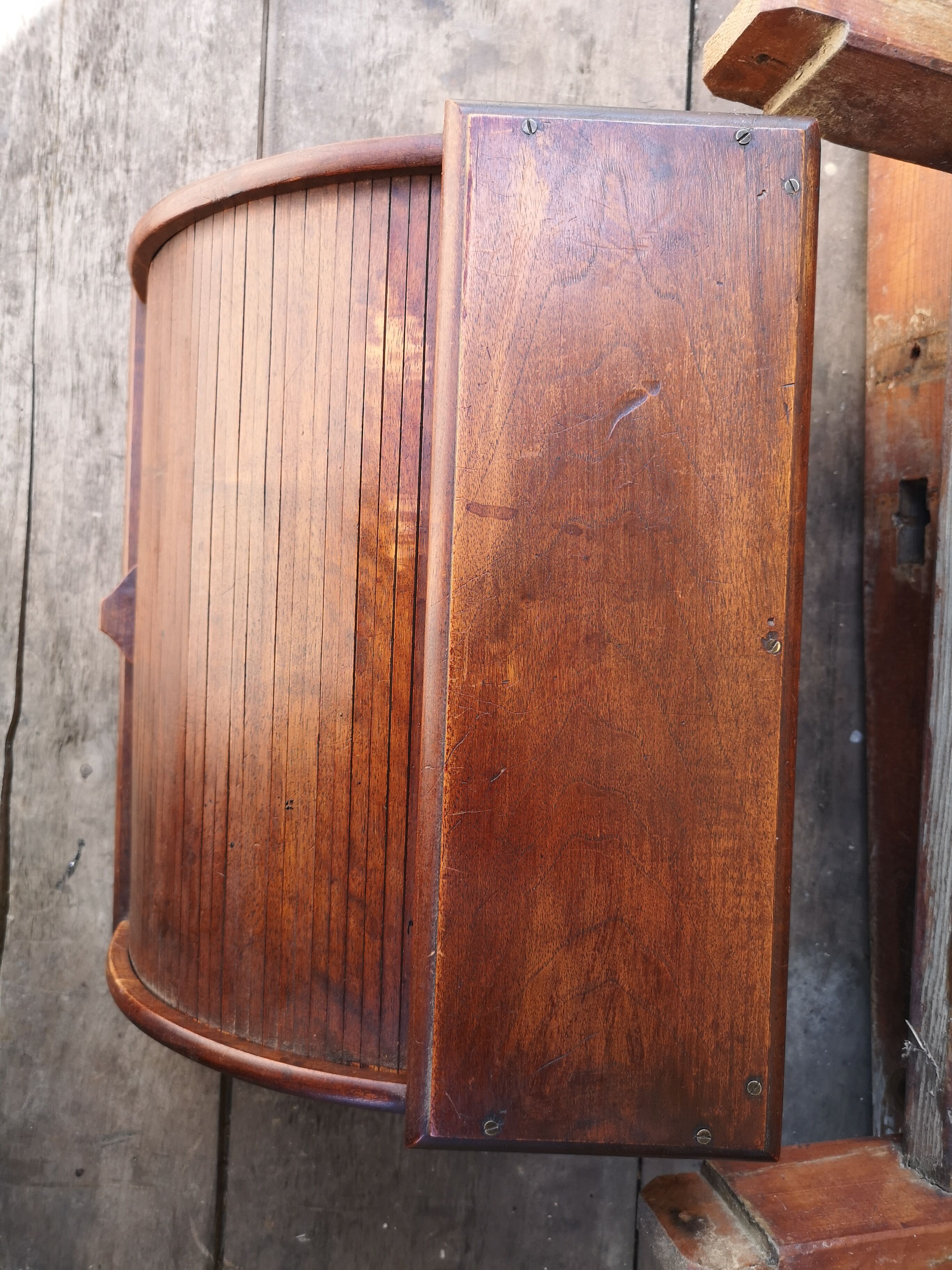 Curtain-closing office filing cabinet