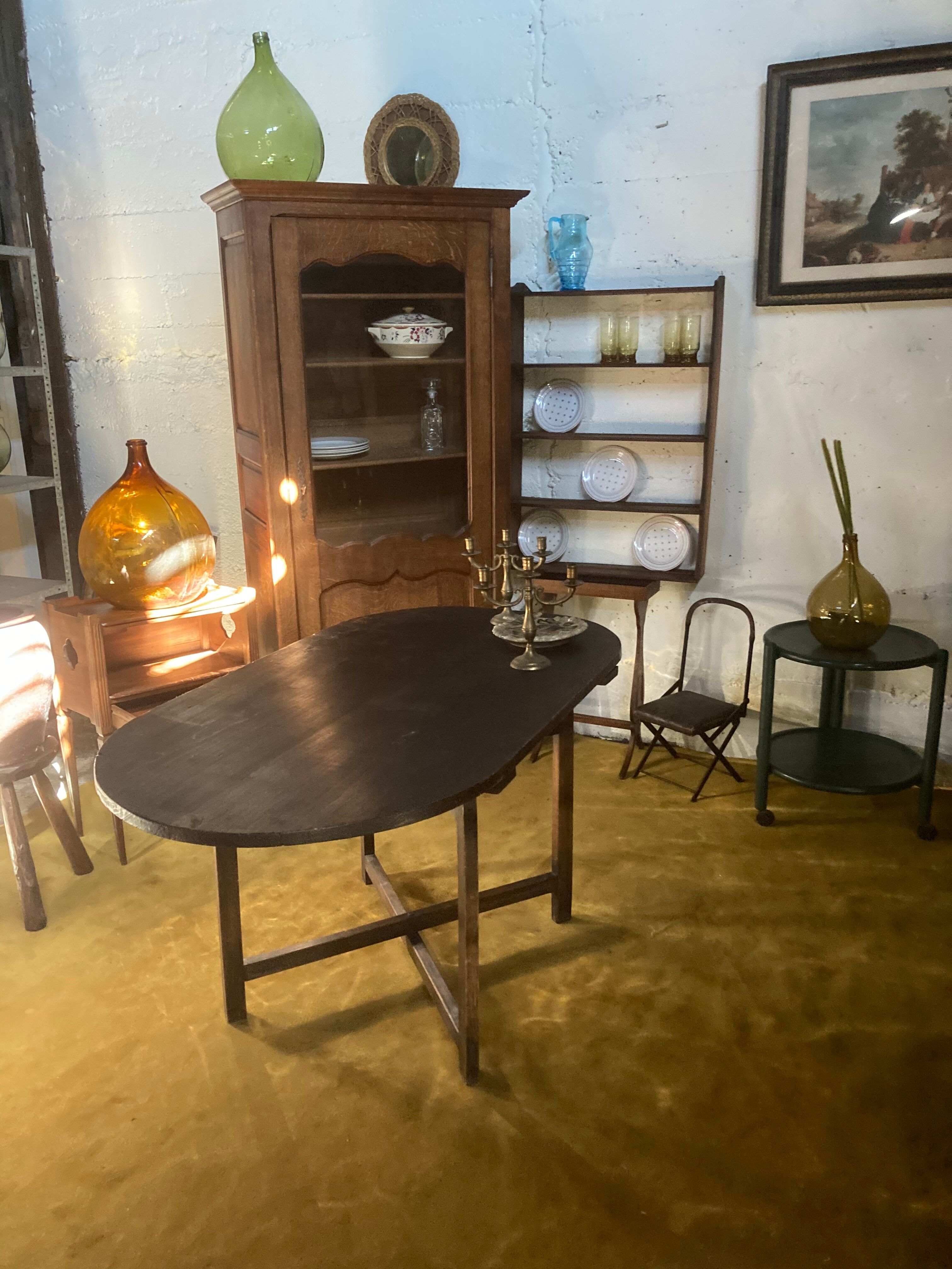 Hanging shelf for dishes